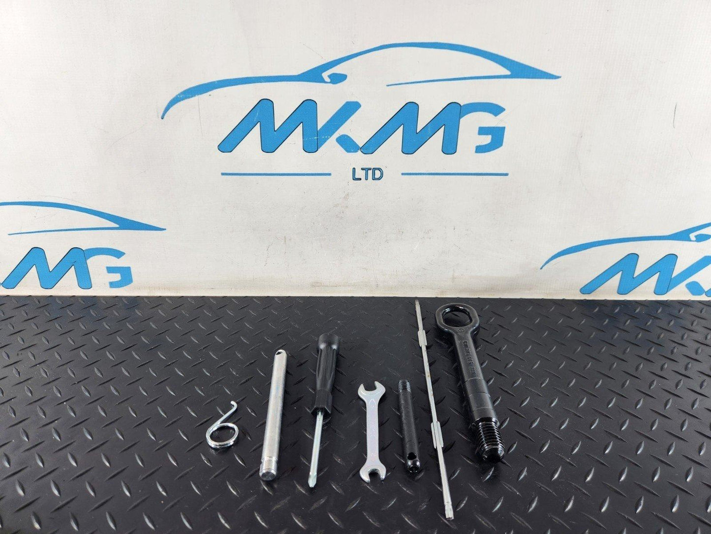 16-20 AUDI Q7 4M GENUINE BOOT TOOLKIT