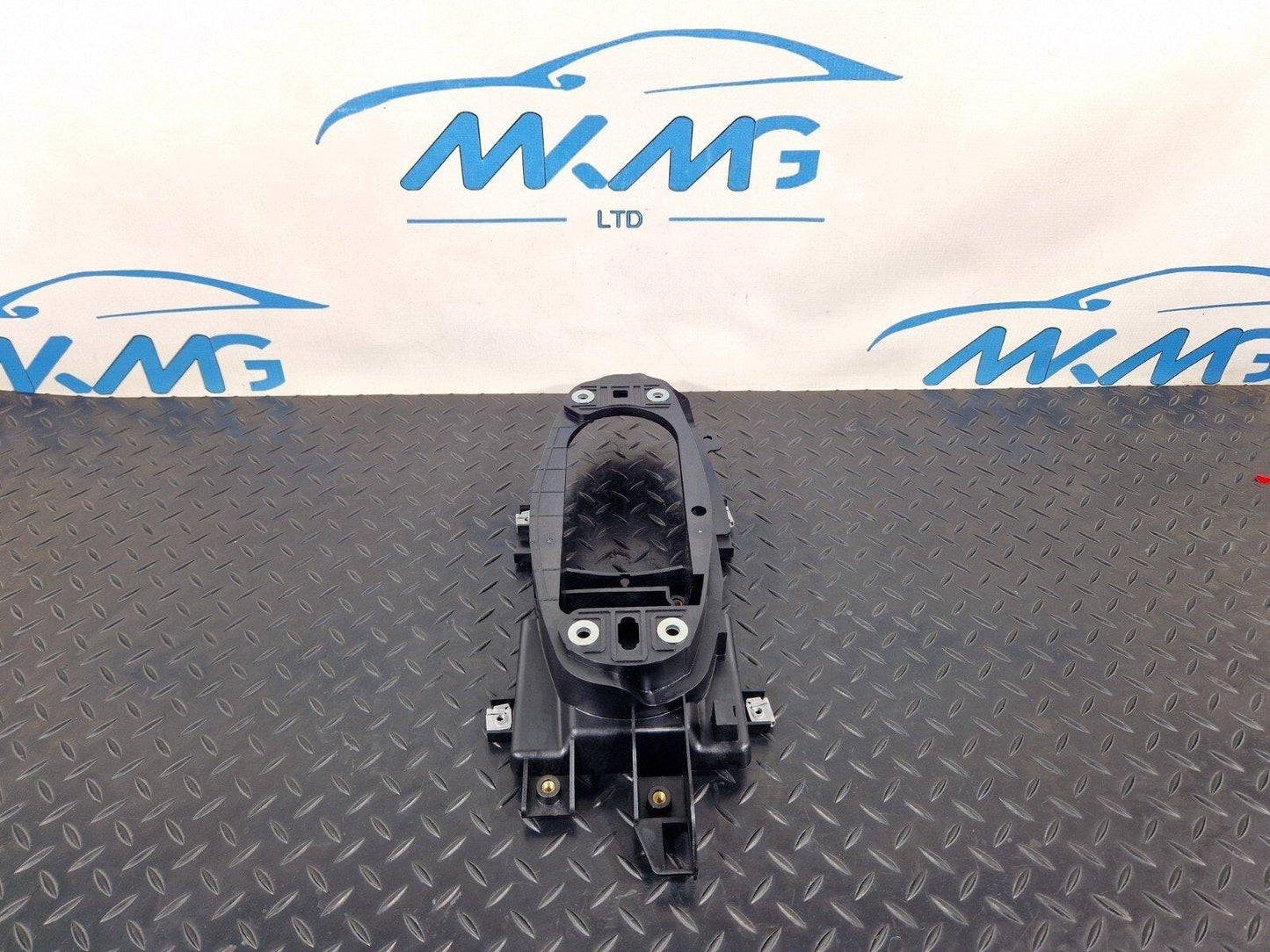 16-19 AUDI A4 AVANT B9 S-LINE GEAR SHIFTING MECHANISM MOUNTING FRAME 8W2863531