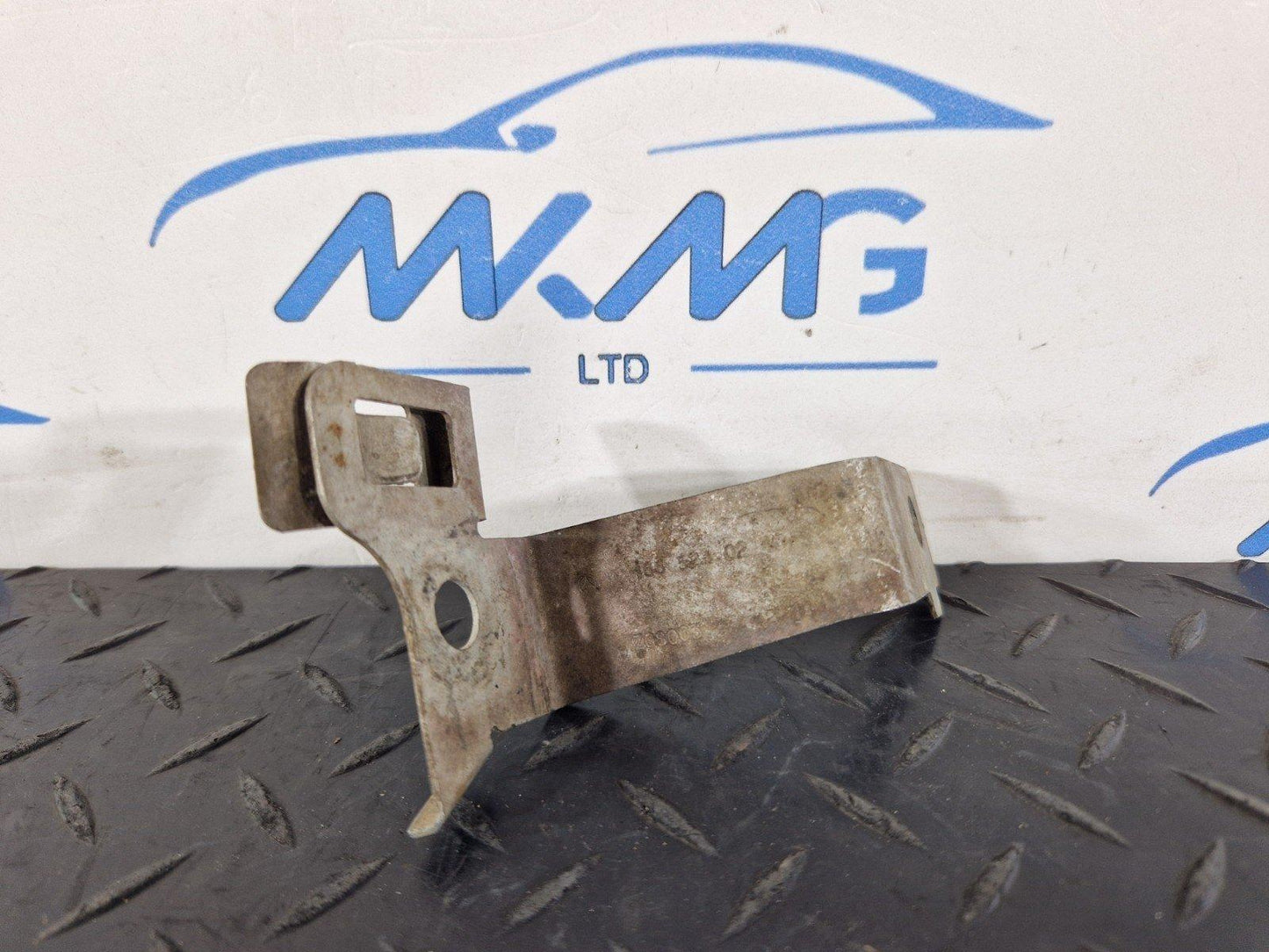 11-19 MERCEDES BENZ ML W166 FRONT CENTER SHIELD HOLDER MOUNT BRACKET A1665240240
