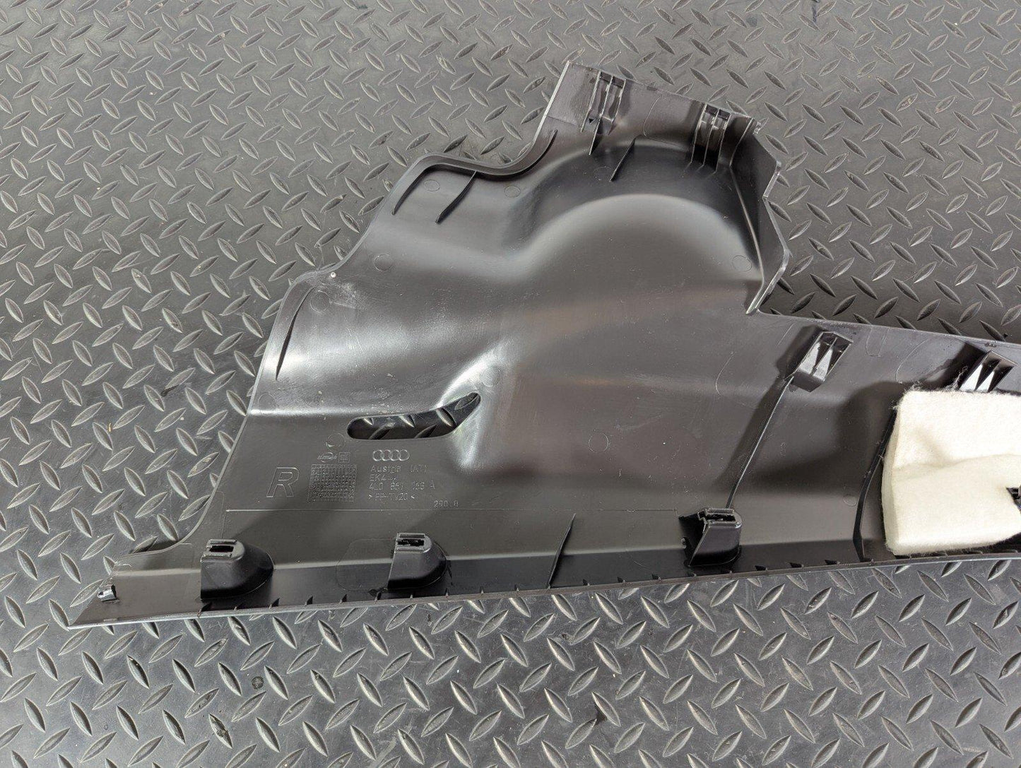10-15 AUDI Q7 4L GENUINE OSR DRIVERS SIDE REAR C PILLAR COVER 4L0867768A