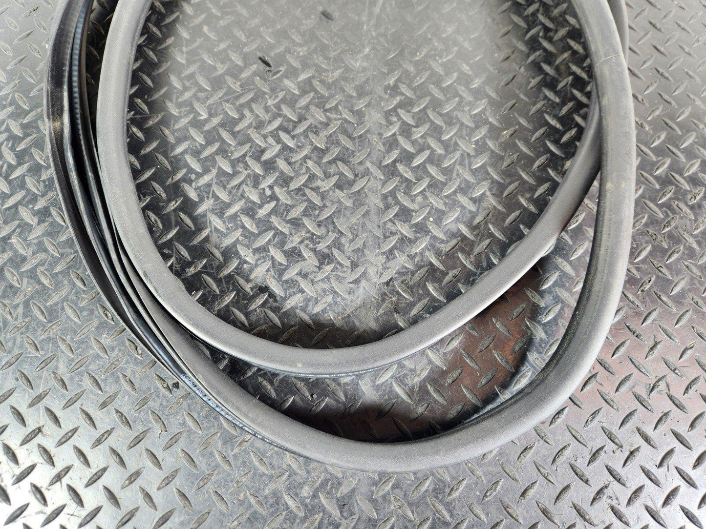 11-19 MERCEDES ML W166 OEM FRONT LEFT OR RIGHT SIDE DOOR RUBBER SEAL A1666970051