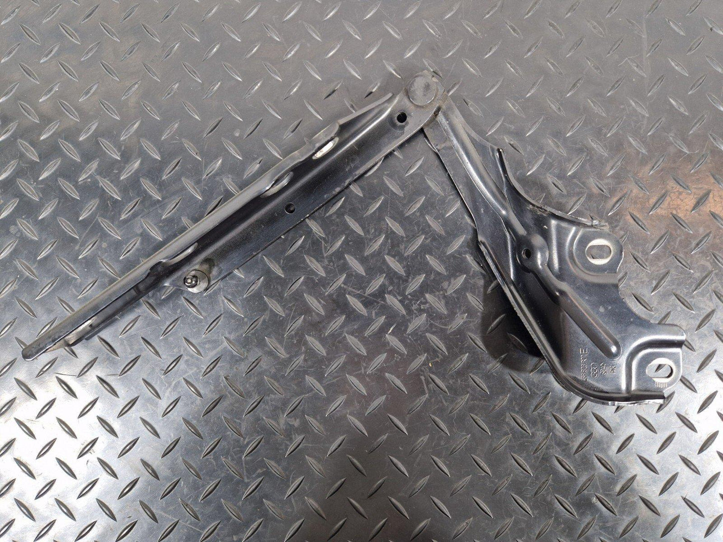 10-18 AUDI A7 4G S-LINE FRONT HOOD BONNET DRIVERS RIGHT SIDE HINGE 4G8823302D