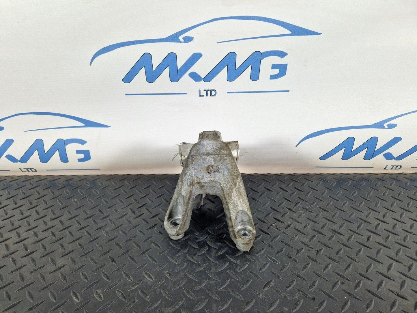 16-19 AUDI A4 AVANT B9 GENUINE LEFT ENGINE MOUNT BRACKET 8W0199307H
