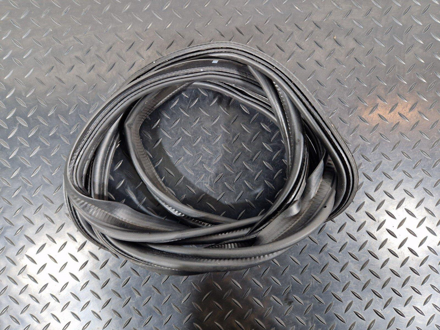 16-19 AUDI A4 B9 SALOON GENUINE TAILGATE BOOT LID RUBBER SEAL 8W5827705C