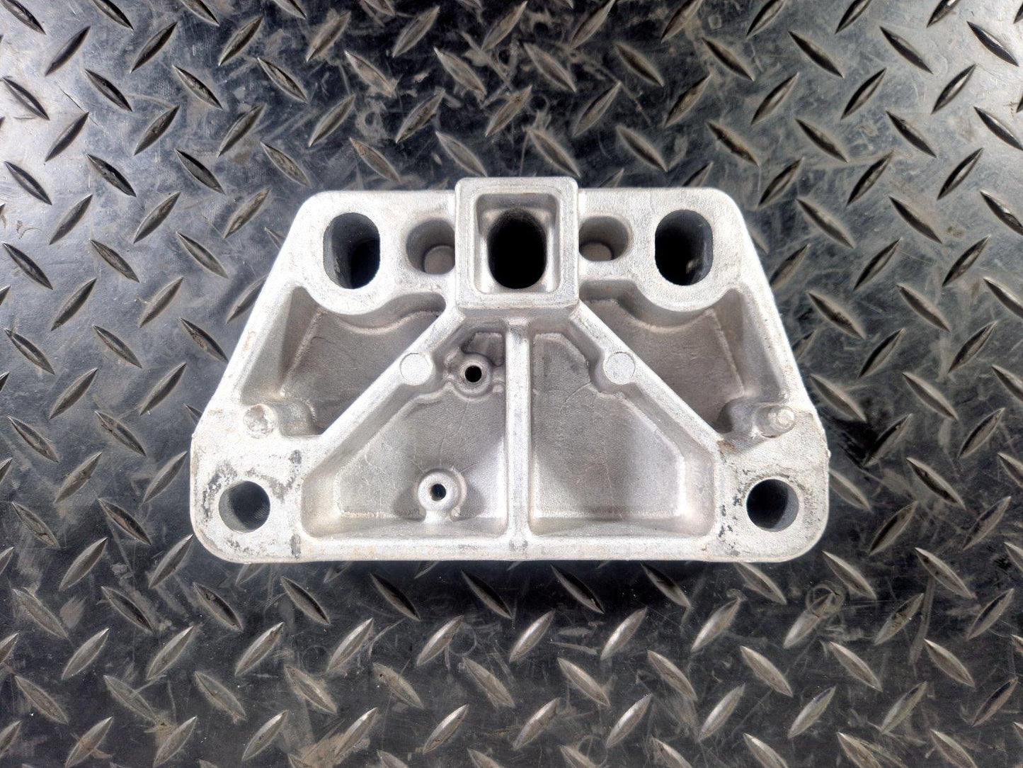17-20 VW E-GOLF MK7.5 GENUINE FRONT RIGHT O/S/F ENGINE MOUNT BRACKET 5QE199588B