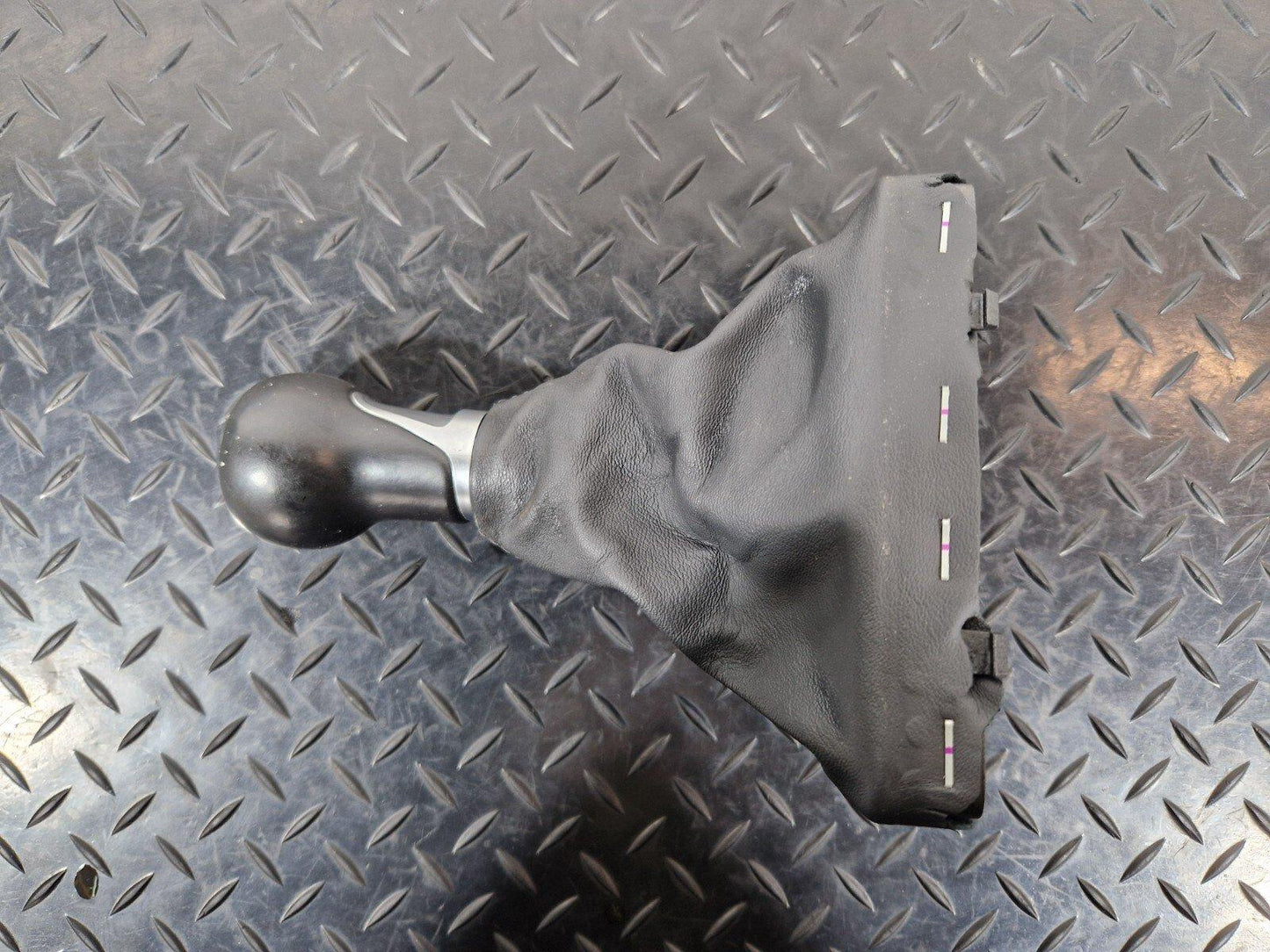 16-19 AUDI A4 B9 6 SPEED MANUAL LEATHER GEAR KNOB AND GAITER TRIM 8W0863278A