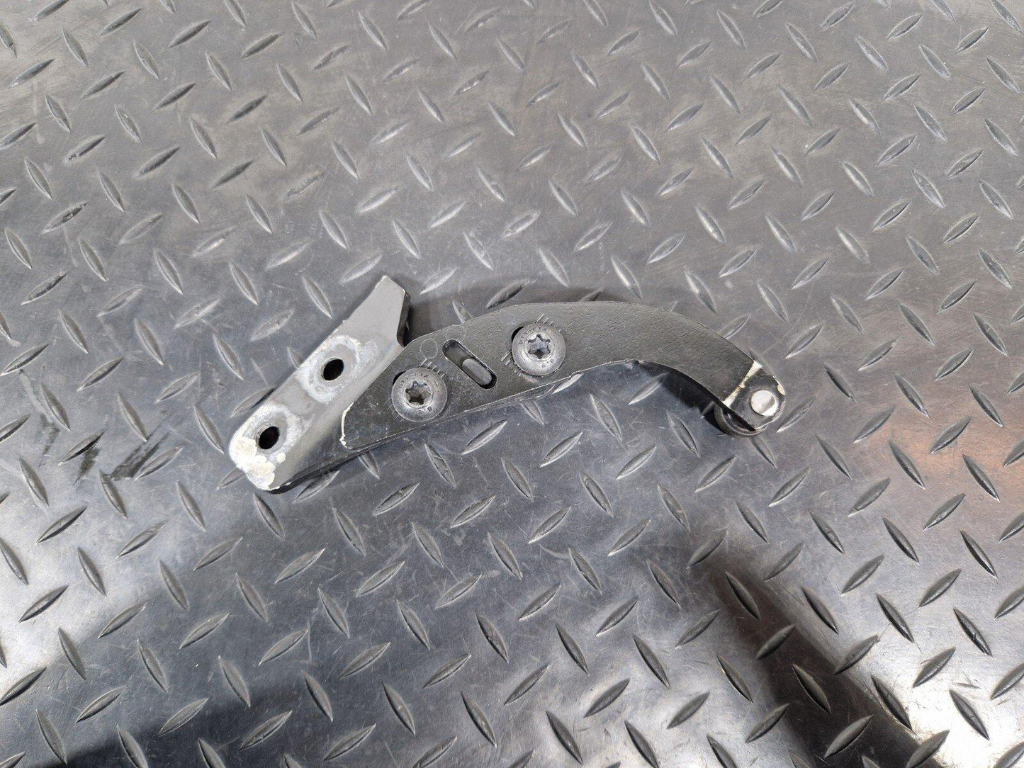 14-23 MERCEDES VITO W447  SLIDING DOOR TOP UPPER ROLLER RIGHT SIDE A4477600147