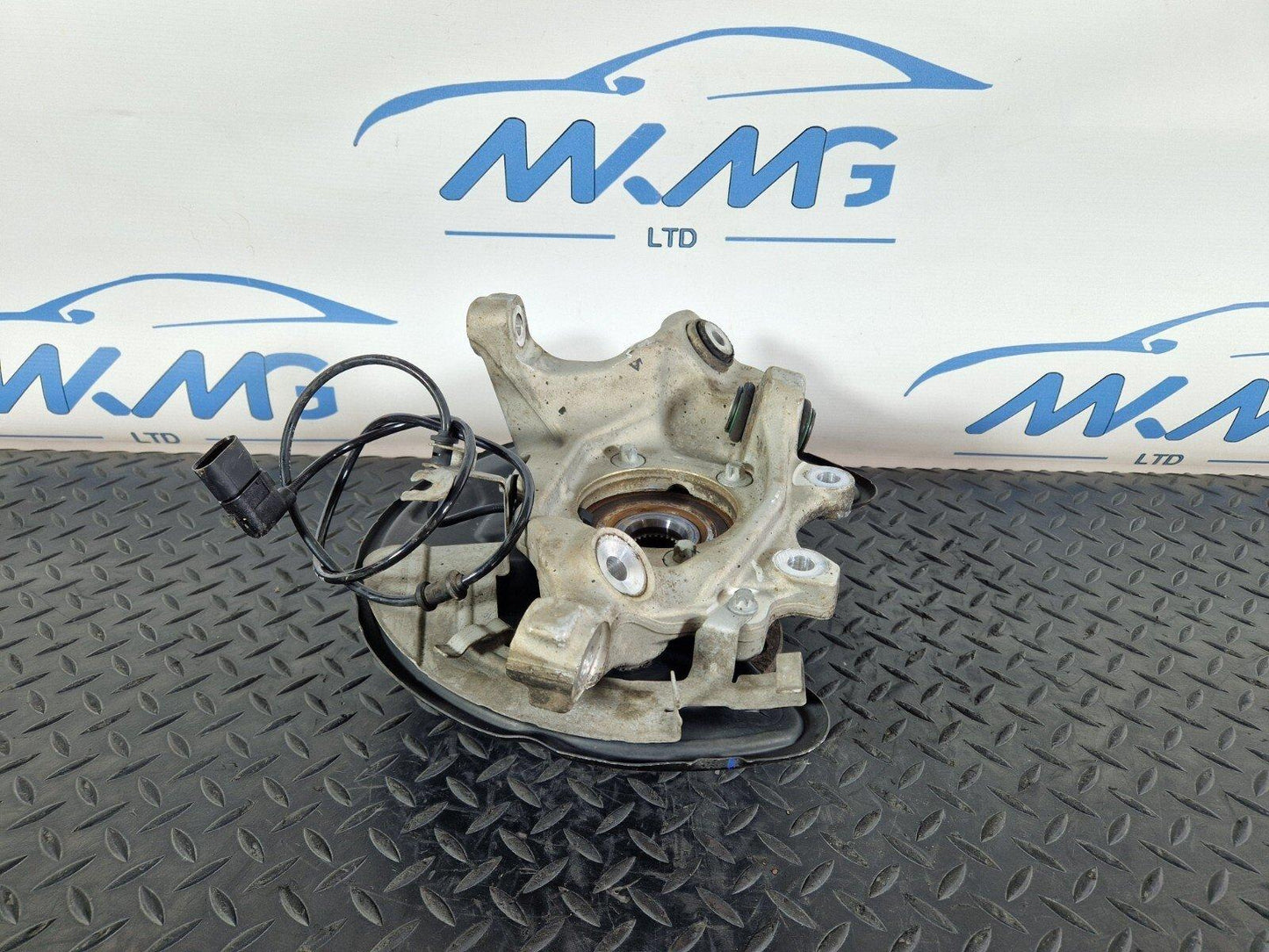 14-21 MERCEDES BENZ C220d W205 REAR LEFT PASSENGER SIDE WHEEL HUB A2055467380