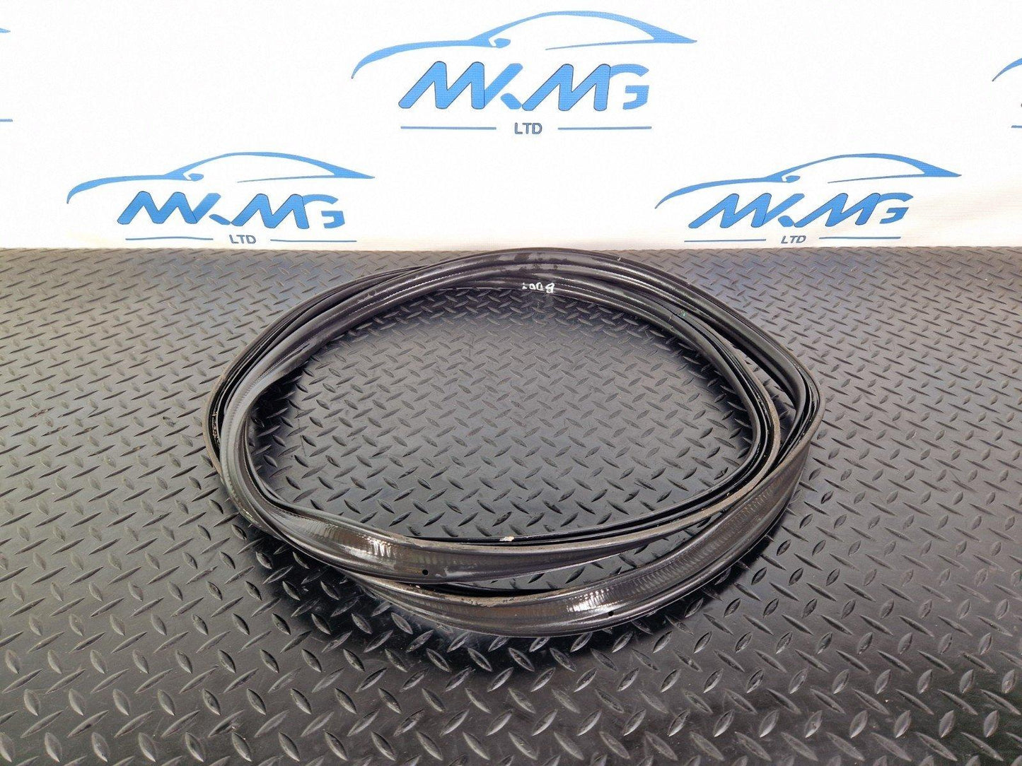 12-18 MERCEDES BENZ W176 TAILGATE BOOT TRUNK LID SEAL GASKET RUBBER A1767400078