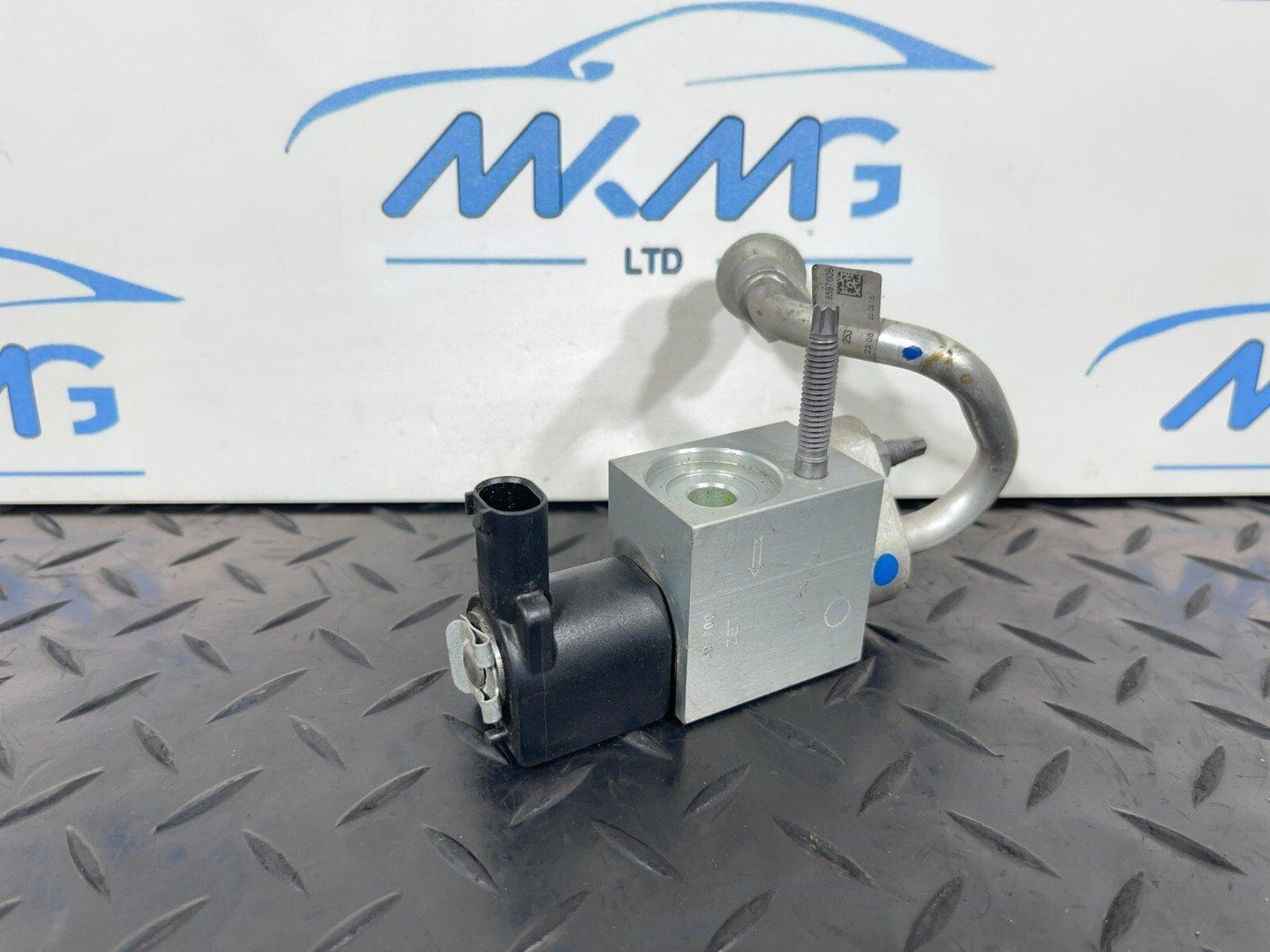 14-21 MERCEDES C300h W205 AIR CON OFF VALVE & PUMP LINE A2058307401 A2058307901