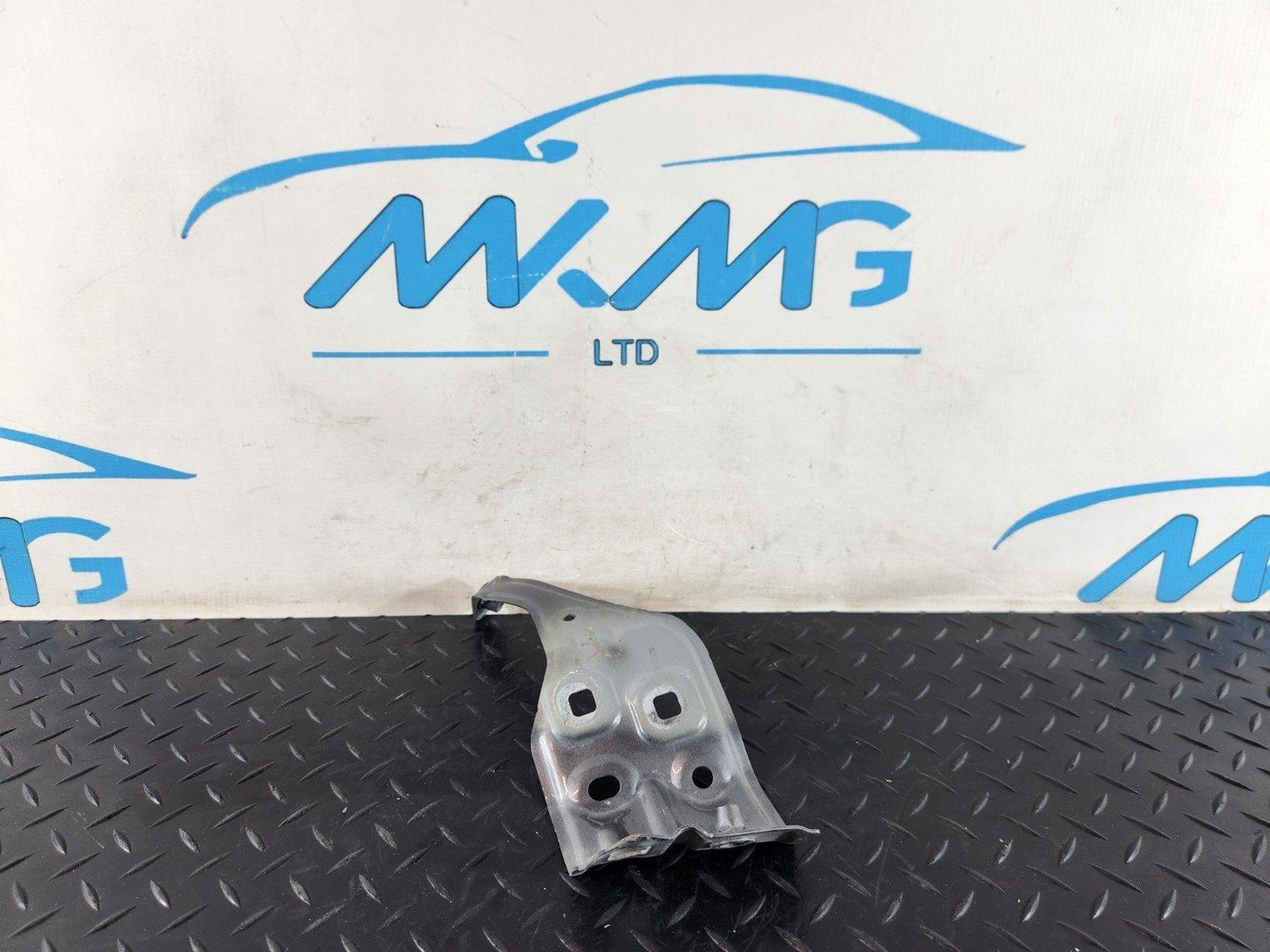 19-ON MERCEDES BENZ B CLASS W247 FRONT RIGHT SIDE WING BRACKET A2478810300