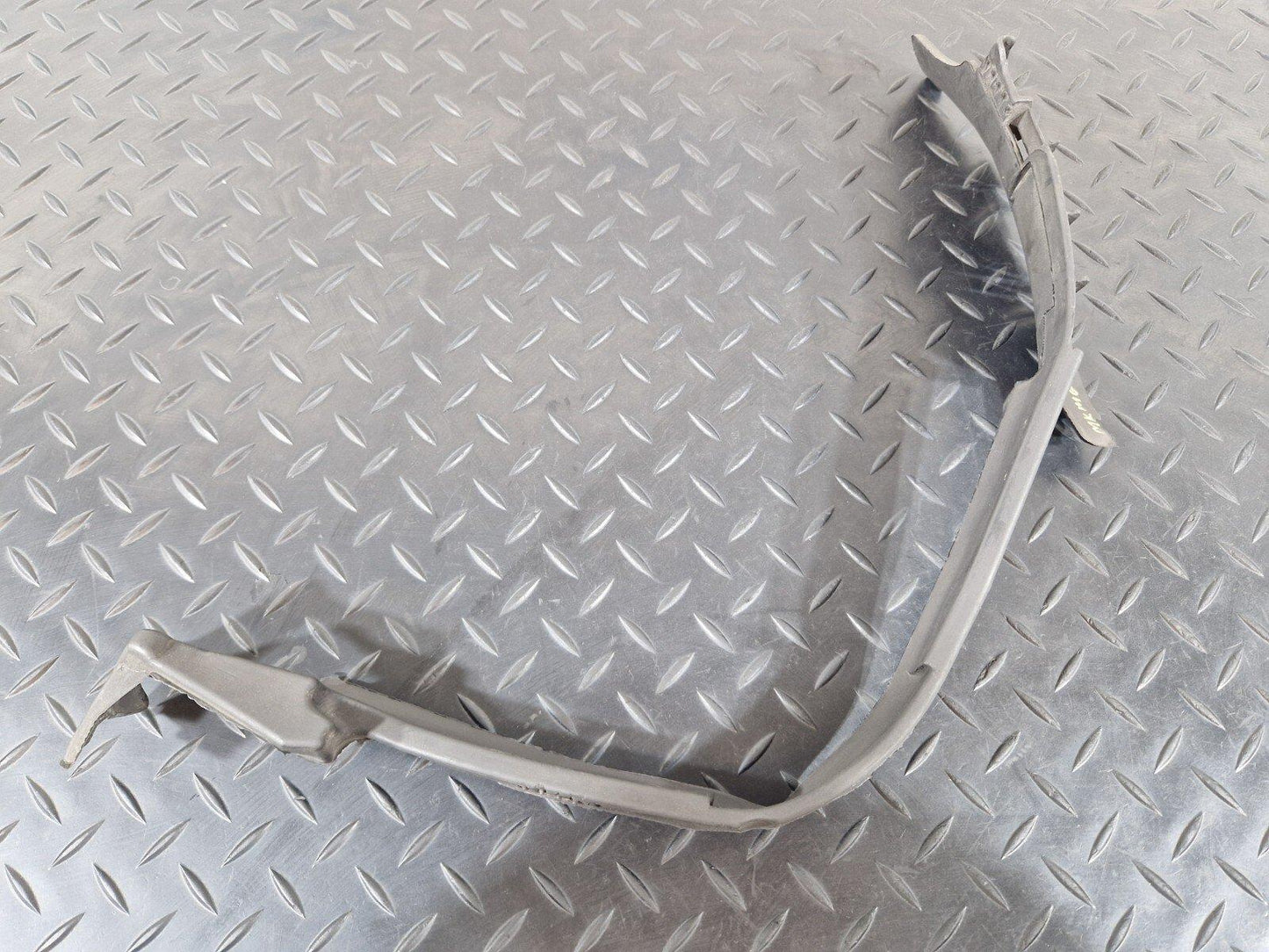 10-15 AUDI Q7 4L  FRONT LEFT SIDE RADIATOR AIR GUIDE SEAL 7L0121331
