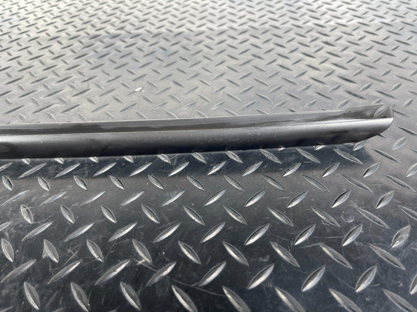 16-23 AUDI A5 SPORTBACK FRONT RIGHT  WINDSHIELD WATER DEFLECTOR STRIP 8W6854328B