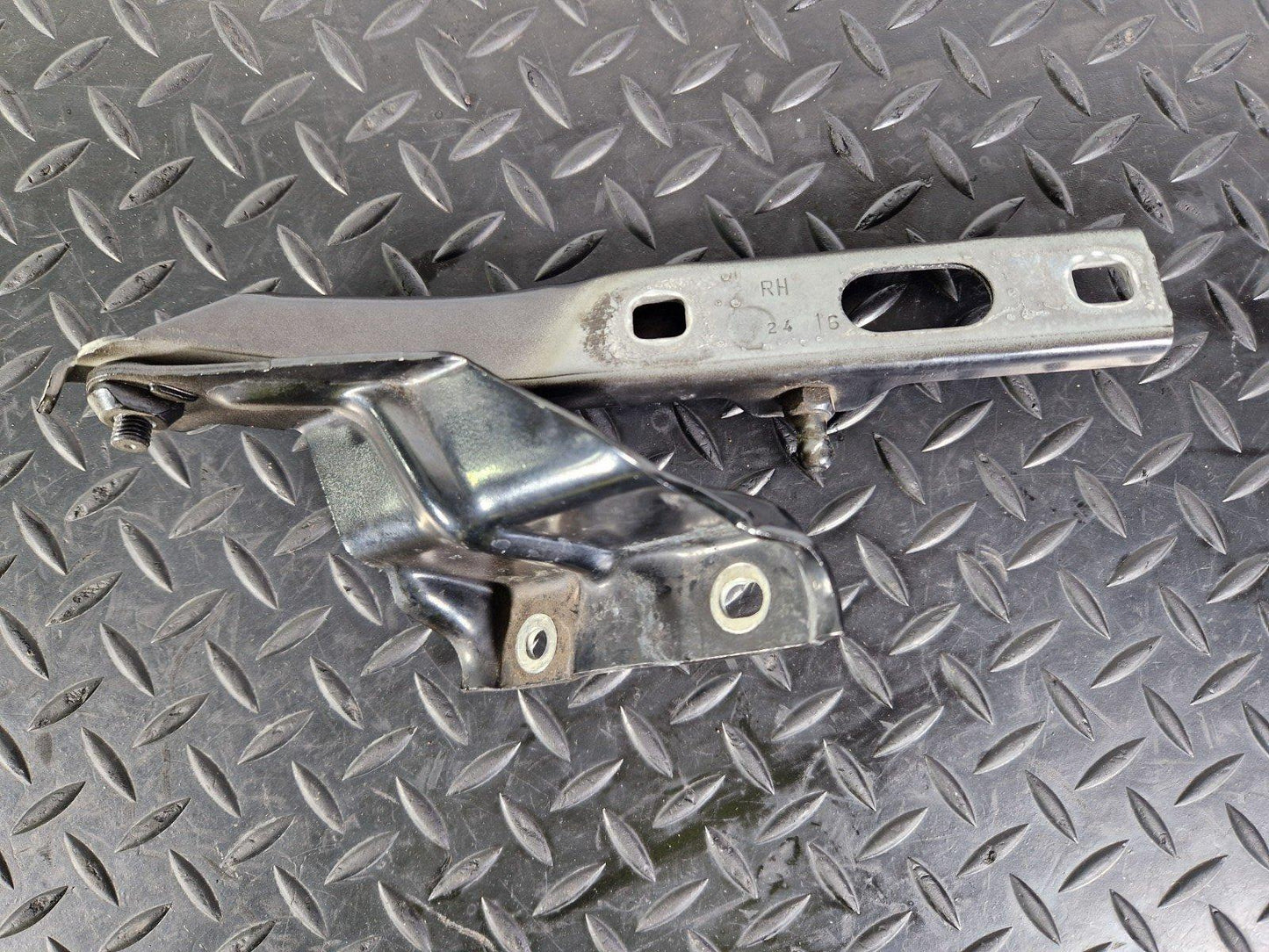 12-17 AUDI Q5 S-LINE GENUINE OEM FRONT RIGHT SIDE BONNET HINGE 8R0823302A