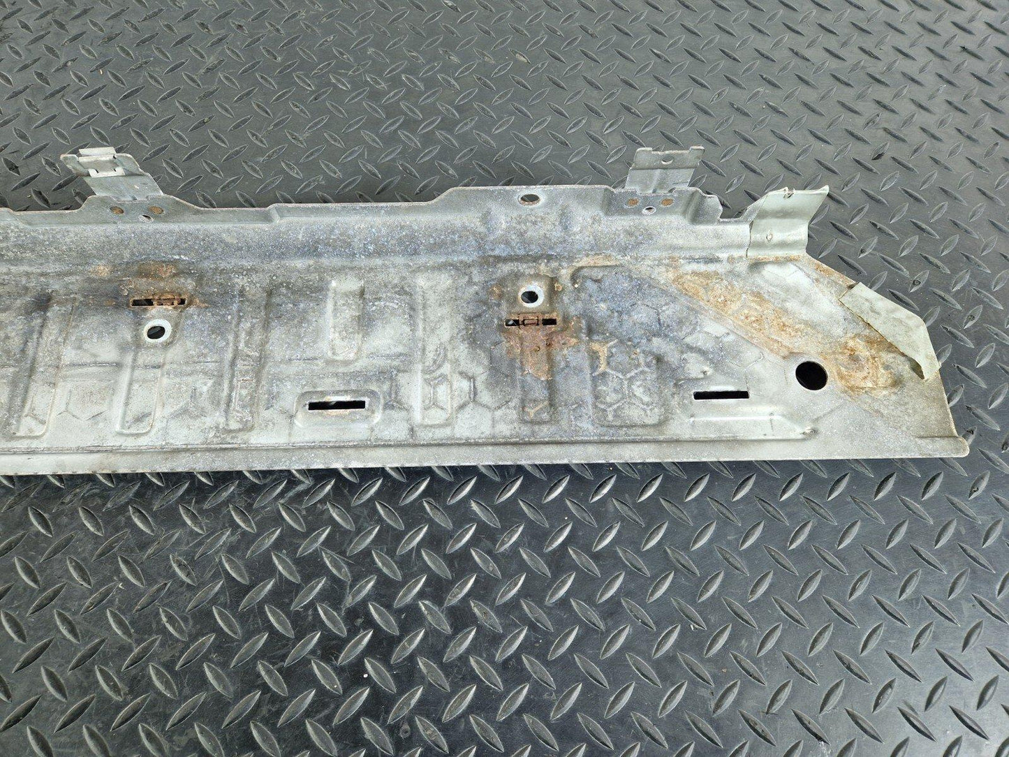 14-23 MERCEDES BENZ VITO W447 SLIDING DOOR STEP MOUNT BRACKET LEFT A4477303400