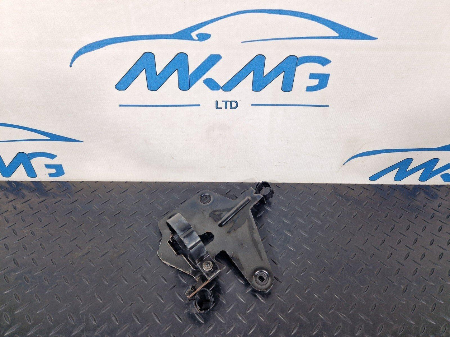 12-18 AUDI A6 C7 PASSENGER LEFT FRONT COOLANT PUMP BRACKET MOUNT 4G0145879N
