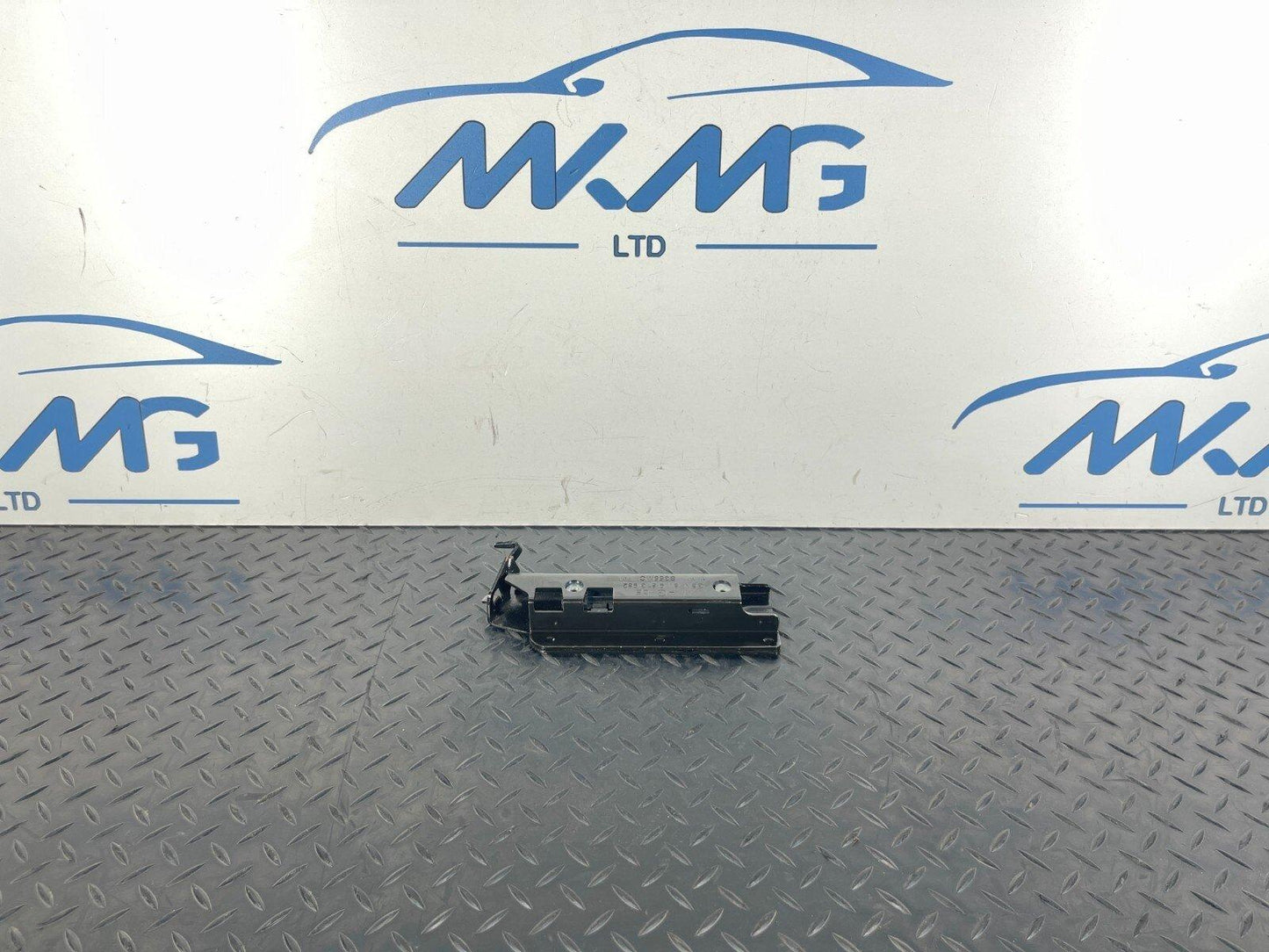 16-19 AUDI A4 B9 GENUINE MOUNTING FOR TIE-DOWN EYE 8W9813982