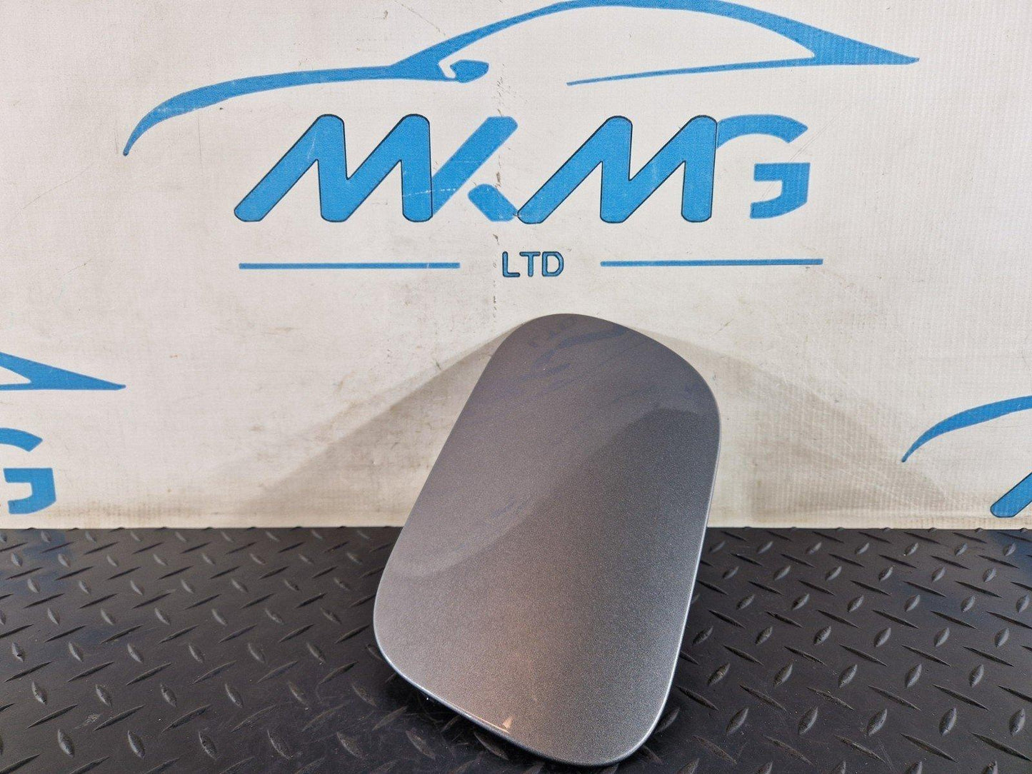 10-18 VW TOUAREG 7P FUEL FILLER FLAP LID COVER IN GREY 9Q / M7W  7P6809909A