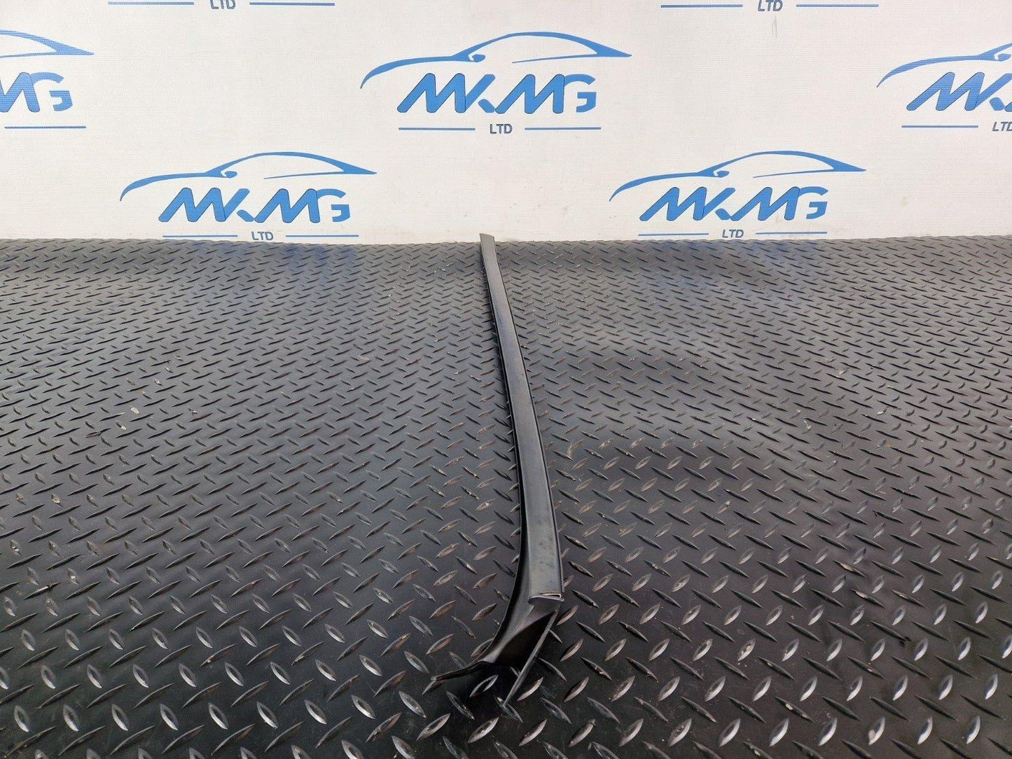 11-19 MERCEDES BENZ ML W166 FRONT LEFT WINDSCREEN WATER DEFLECTOR A1666901180