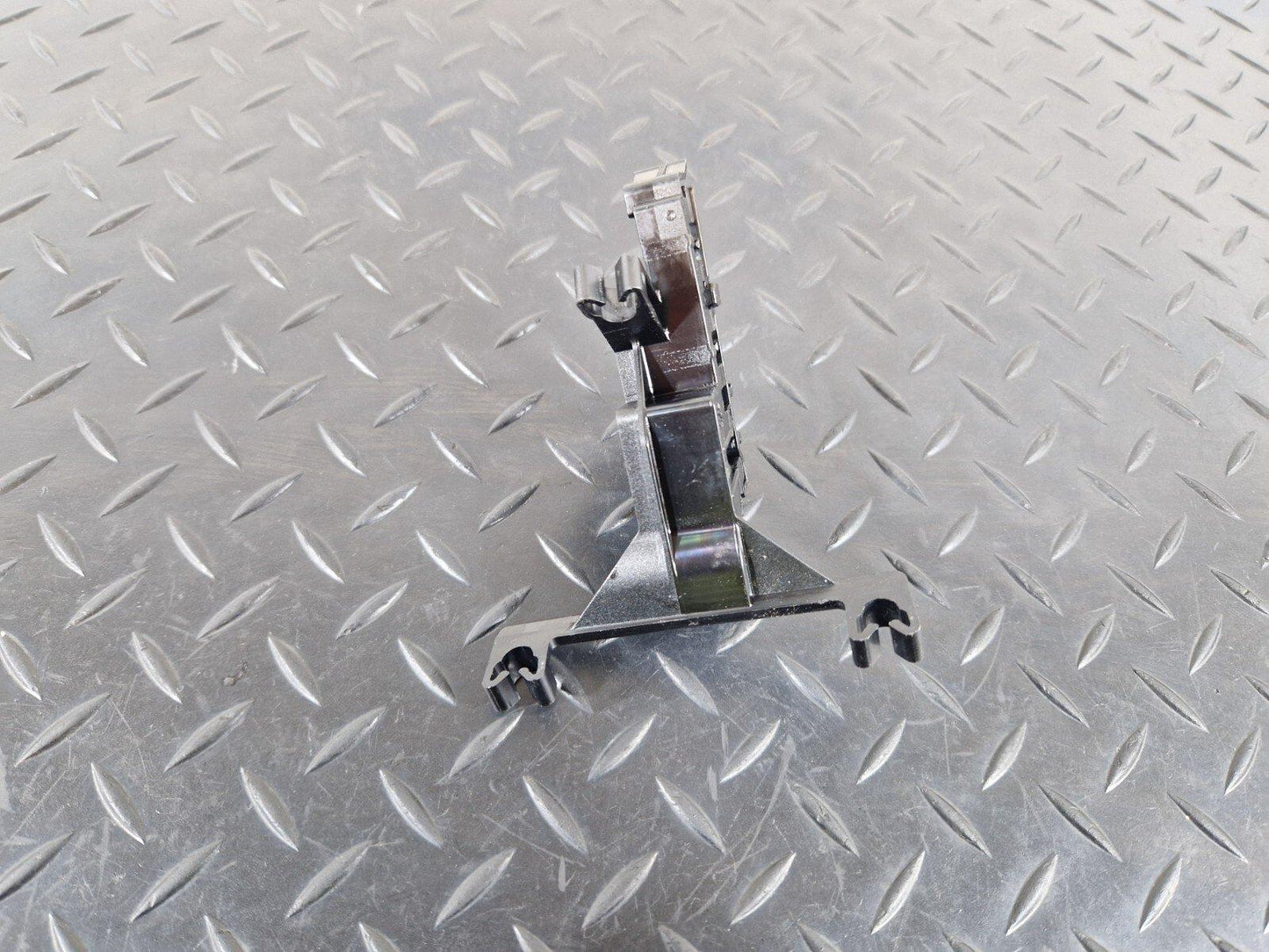 15-18 AUDI A7 4G GENUINE WIRE MOUNT BRACKET 059971504J
