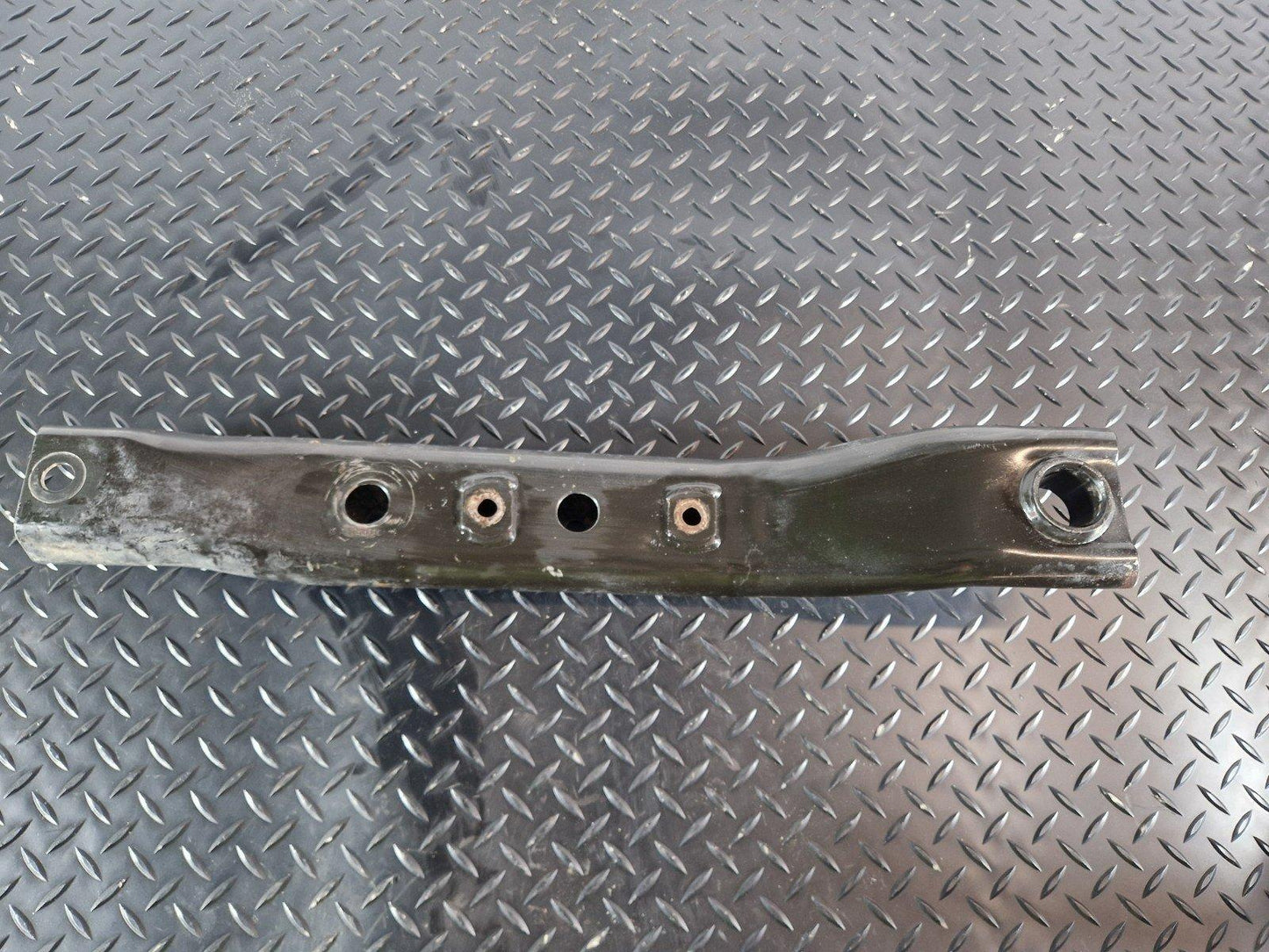 18-ON MERCEDES-BENZ W906 SPRINTER DRIVER SUBFRAME MOUNT BRACE STRUT A9063300105