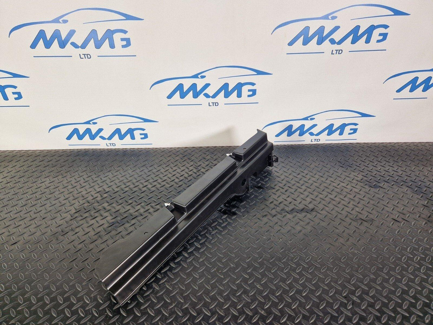 14-20 MERCEDES BENZ GLA 200 X156 LEFT QUATER PANEL TRIM BRACKET A1568901100