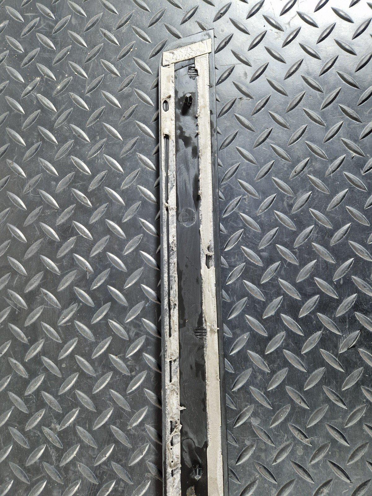 12-17 AUDI S5 CONVERTIBLE FRONT RIGHT SIDE O/S INNER DOOR SILL TRIM 8T0853374