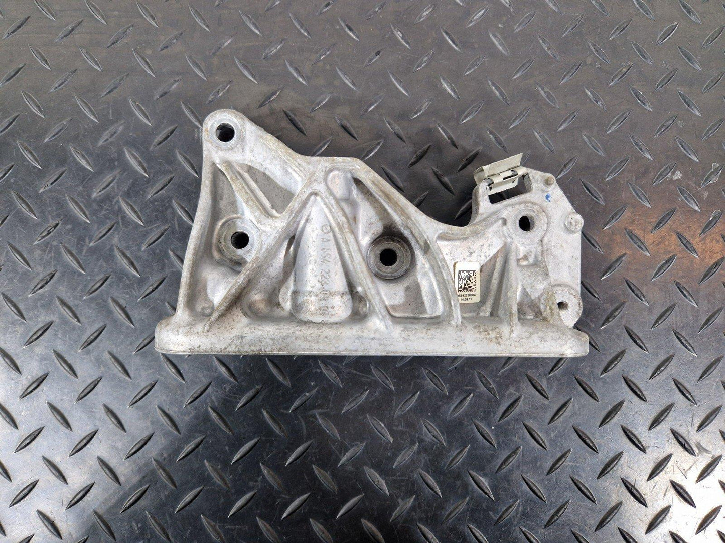 19-ON MERCEDES BENZ A CLASS W177 ENGINE CARRIER BRACKET MOUNT A6542230004