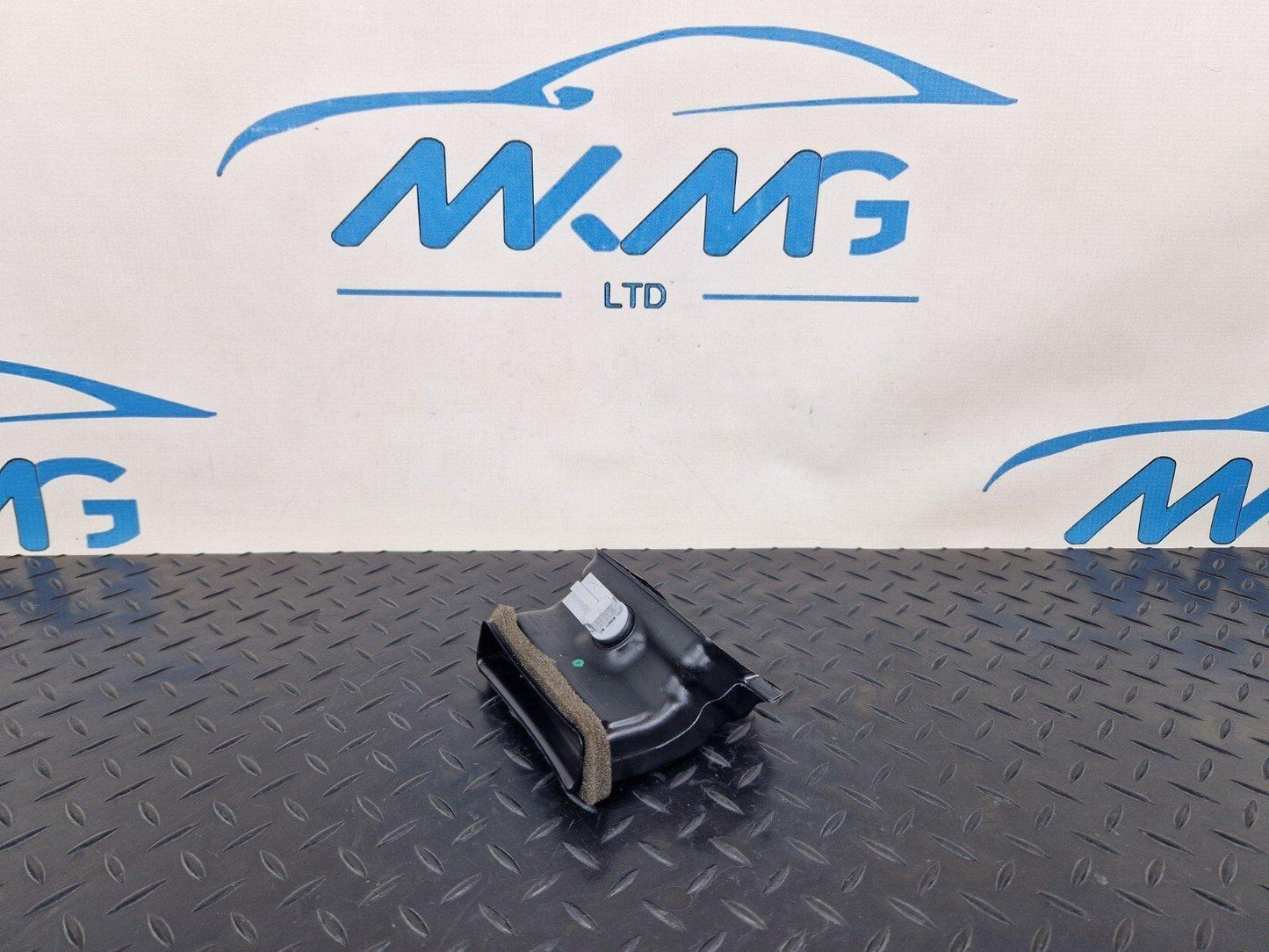 16-19 AUDI A4 AVANT B9 S-LINE OEM AIR CHANEL CONNECTING VENT 8W0857042