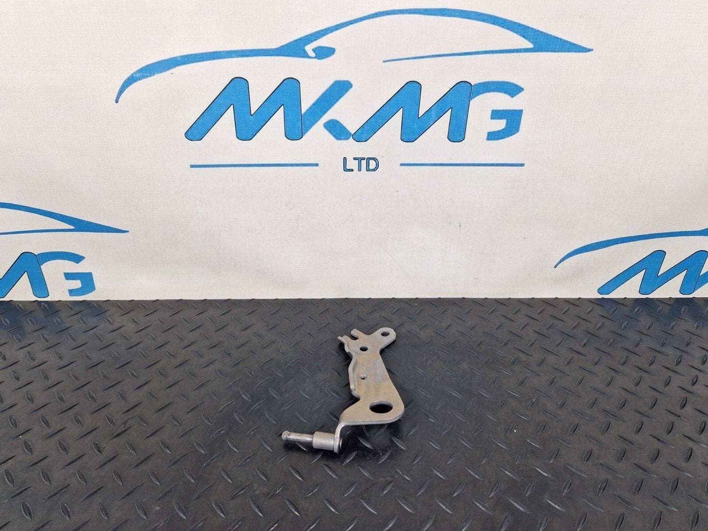 14-21 MERCEDES BENZ C220d W205 ENGINE LEFT REAR LIFTING LUG CLIP MOUNT HOLDER