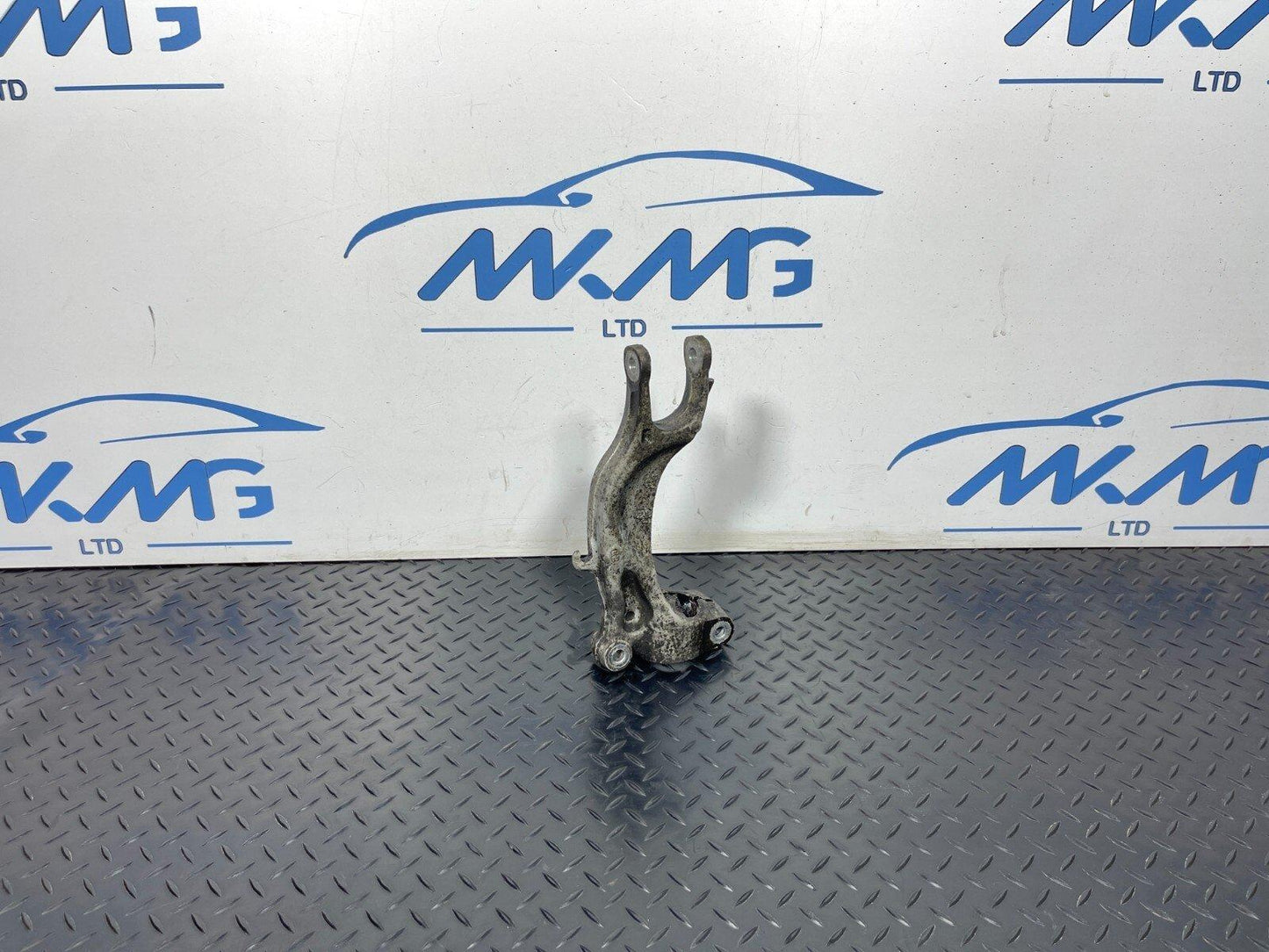 16-19 AUDI A4 B9 FRONT RIGHT SIDE SUSPENSION STRUT BRACKET 8W0413038