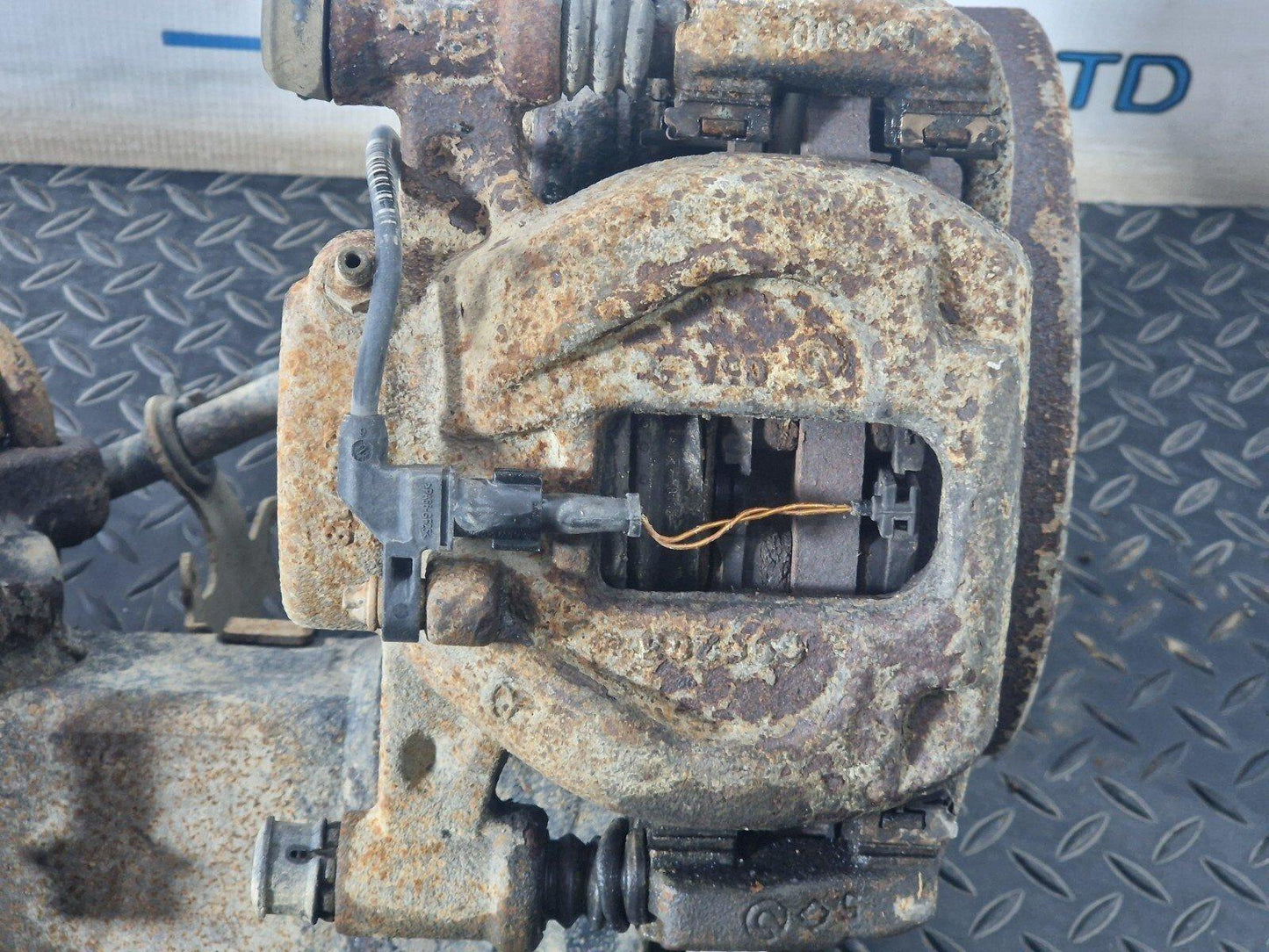 18-ON MERCEDES BENZ SPRINTER W910 REAR AXLE SUSPENSION CARRIER & WHEEL BEARINGS