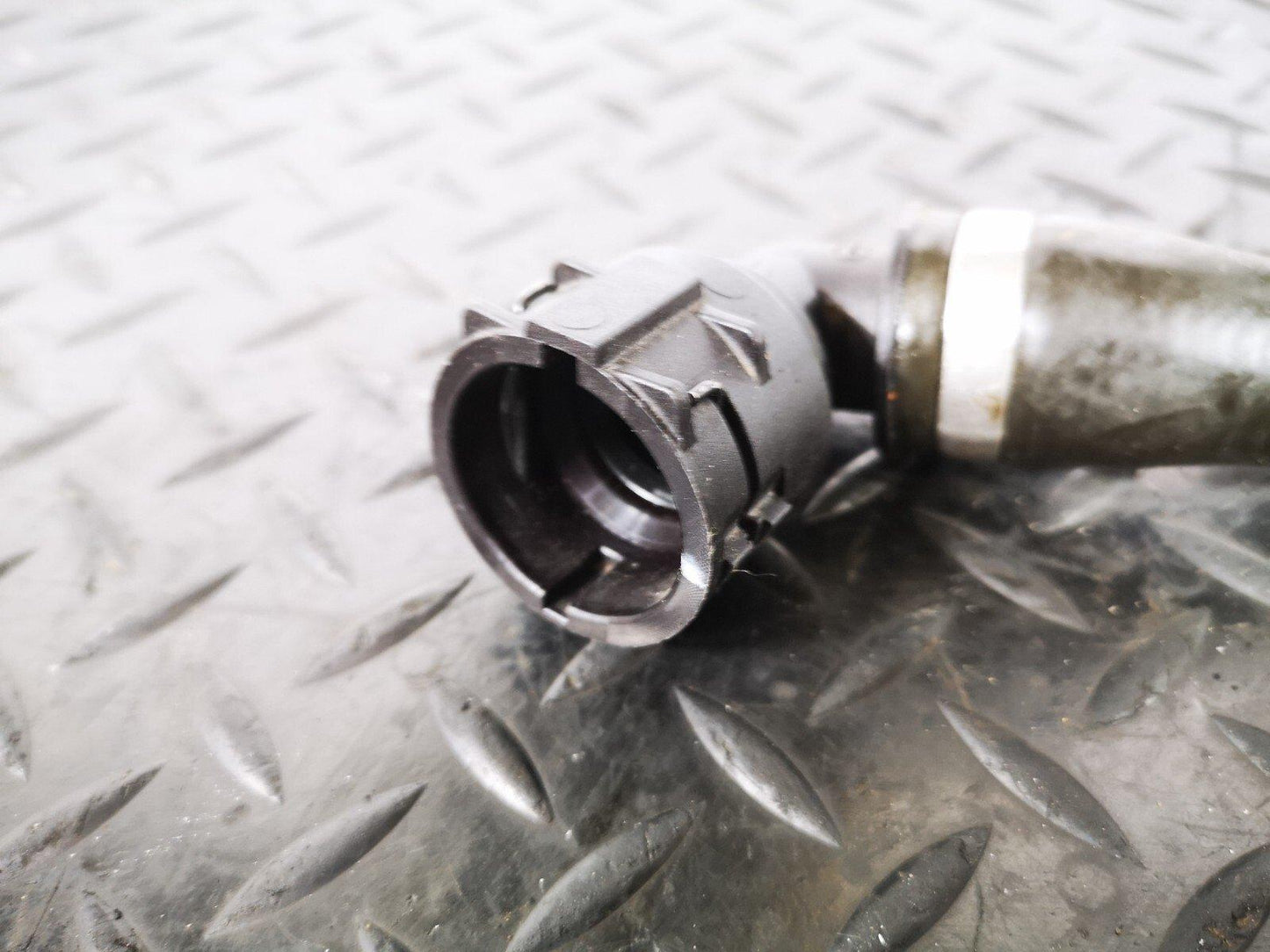 16-19 AUDI A4 B9 GENUINE V6 3.0TDI CSW ENGINE WATER COOLANT PIPE 8W0819332P