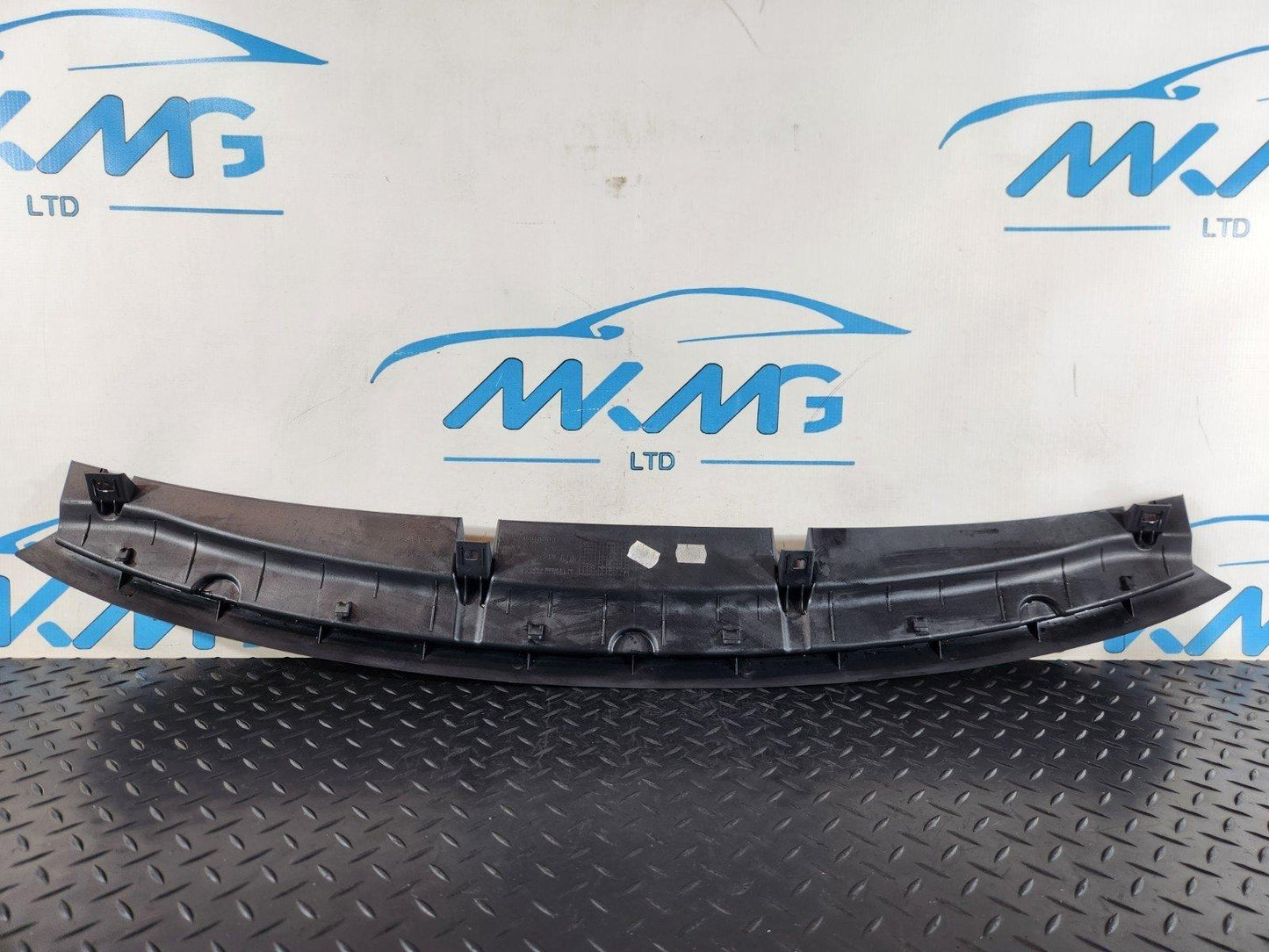 11-18 BMW 6 SERIES F13 GENUINE REAR WINDOW LOWER TRIM 7230011