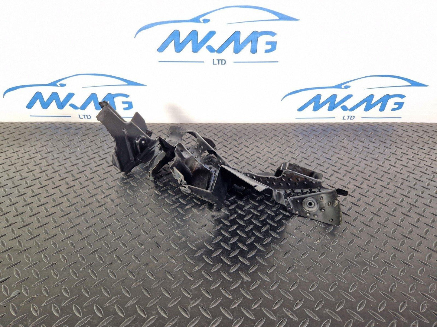14-21 MERCEDES BENZ C200d W205 OEM RIGHT CENTER NOISE CAPSULE A2135244100