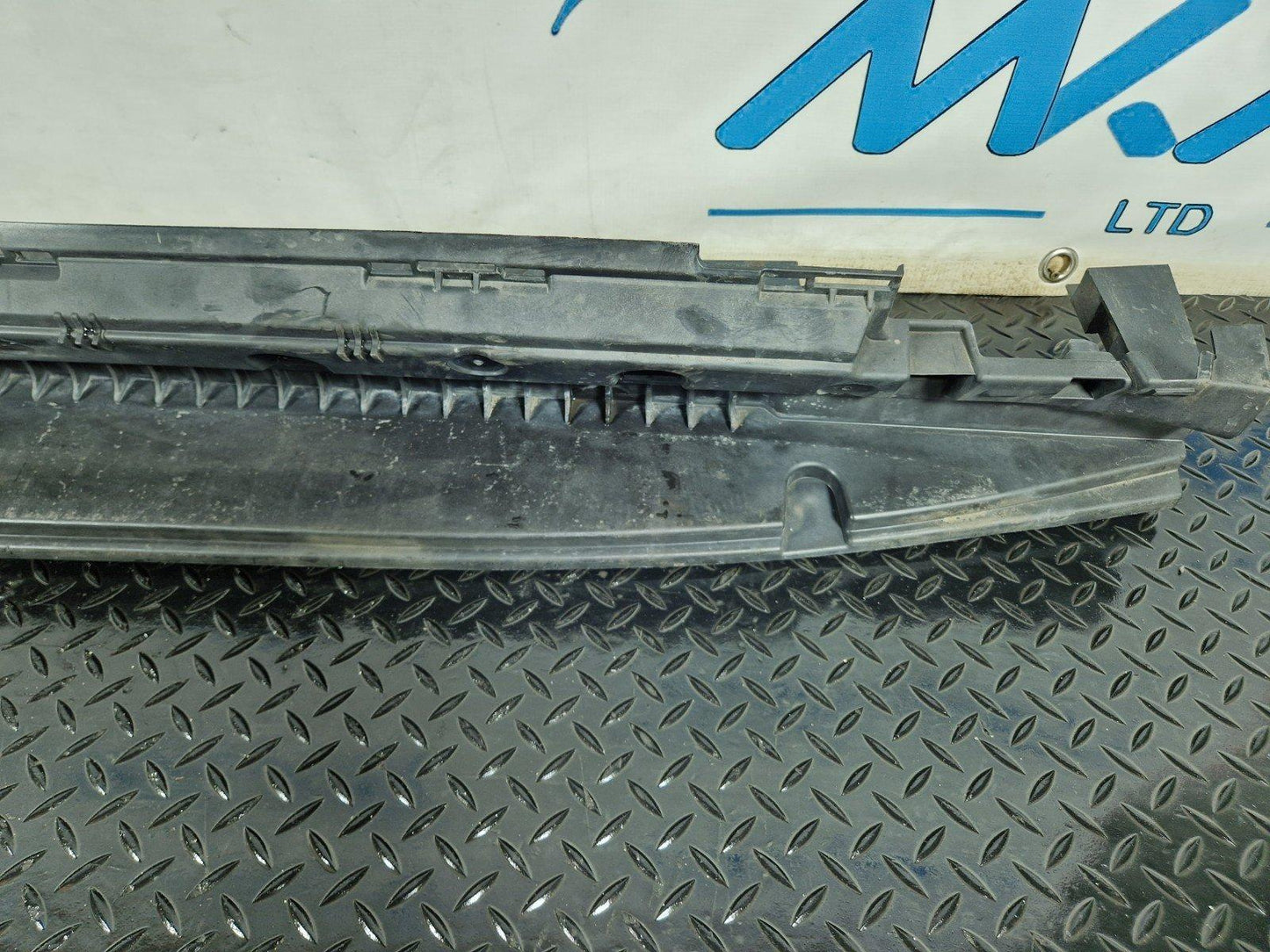 11-19 MERCEDES W166 RIGHT DRIVER SIDE SKIRT HOLDER BRACKET A1666900210