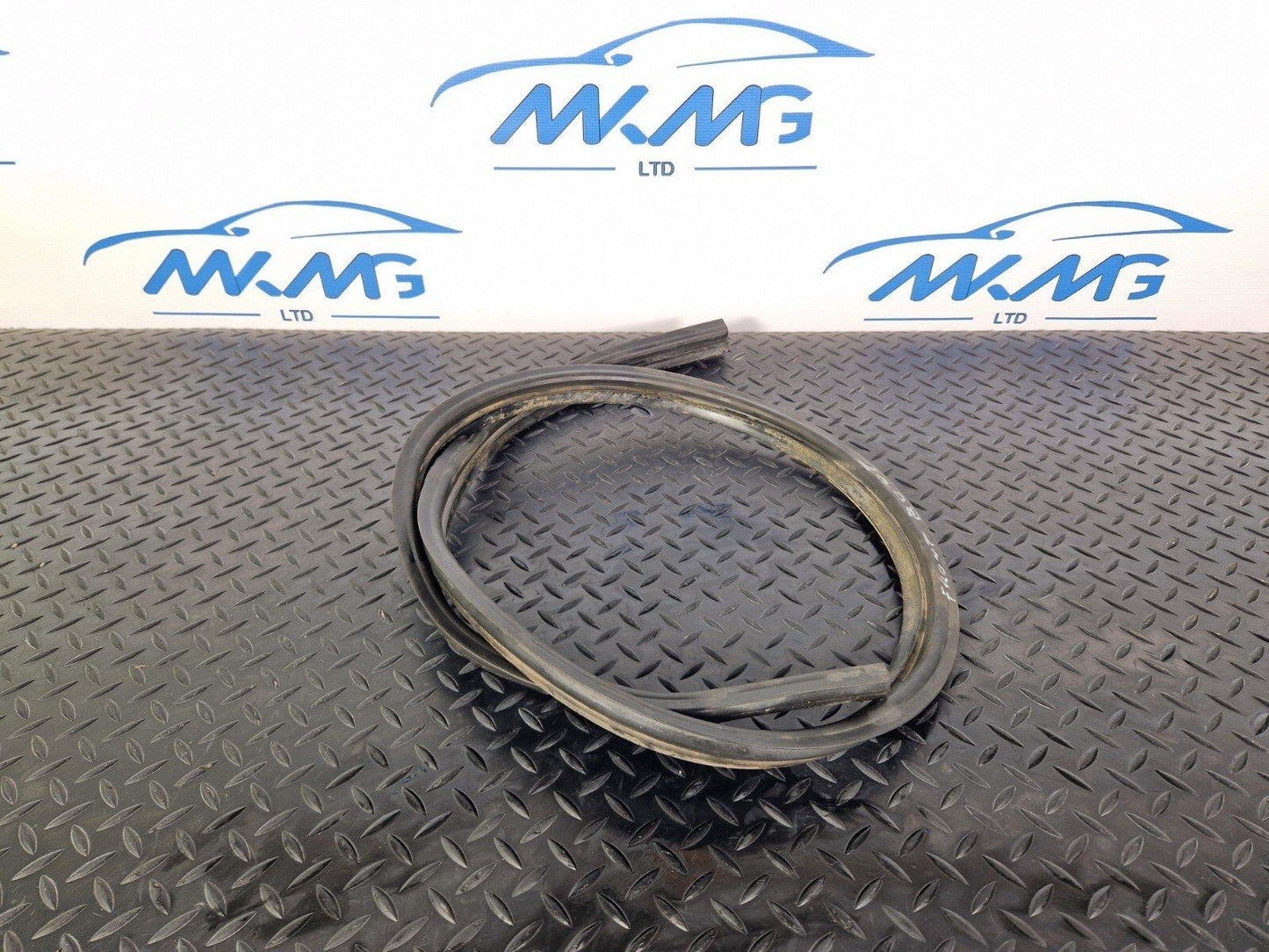 18-ON MERCEDES BENZ SPRINTER W907 HOOD BONNET RUBBER GASKET SEAL A9108871100