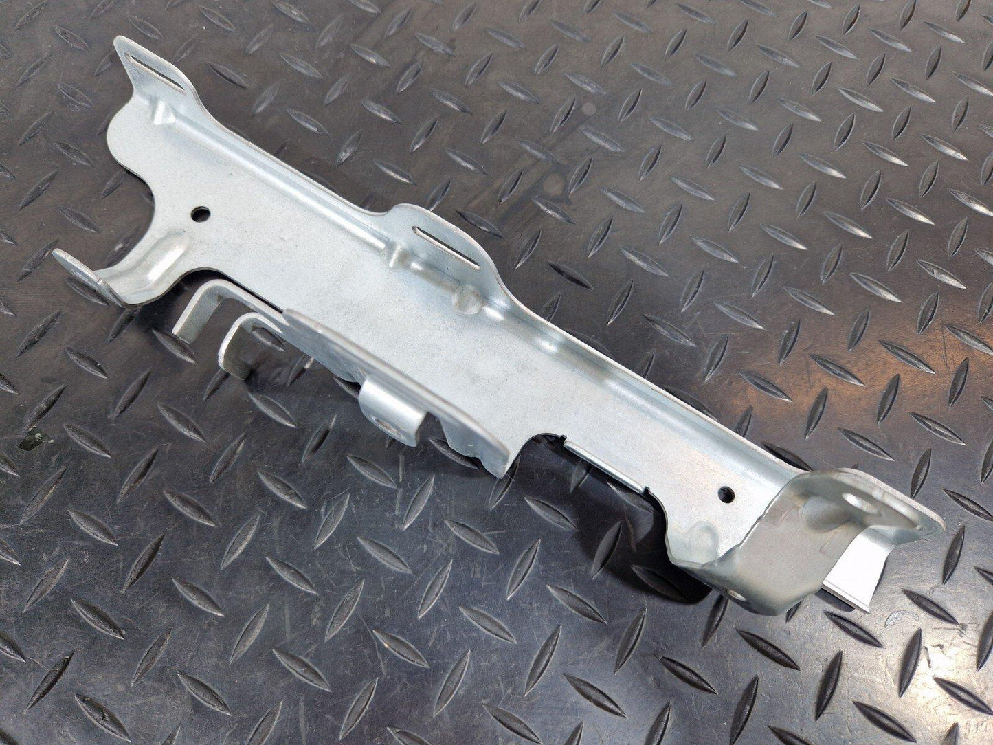 14-21 MERCEDES BENZ C220 W205 GENUINE RIGHT SIDE O/S BOOT BRACKET A2056914400