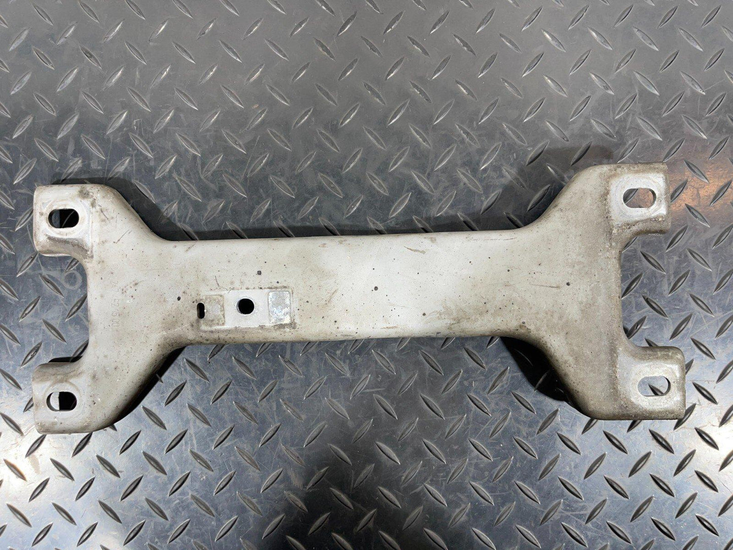 19-ON MERCEDES A CLA C188 V177 EQ 250E EXHAUST SYSTEM CENTRE BRACKET A2474921500