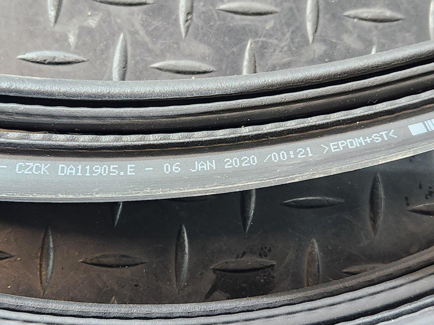19-ON MERCEDES B CLASS W247 TAILGATE BOOT LID RUBBER SEAL A2477402100