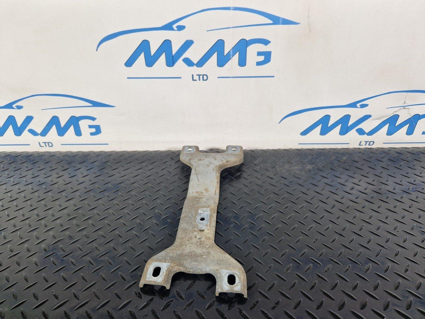 19-ON MERCEDES A CLA C188 V177 EQ 250E EXHAUST SYSTEM CENTRE BRACKET A2474921500