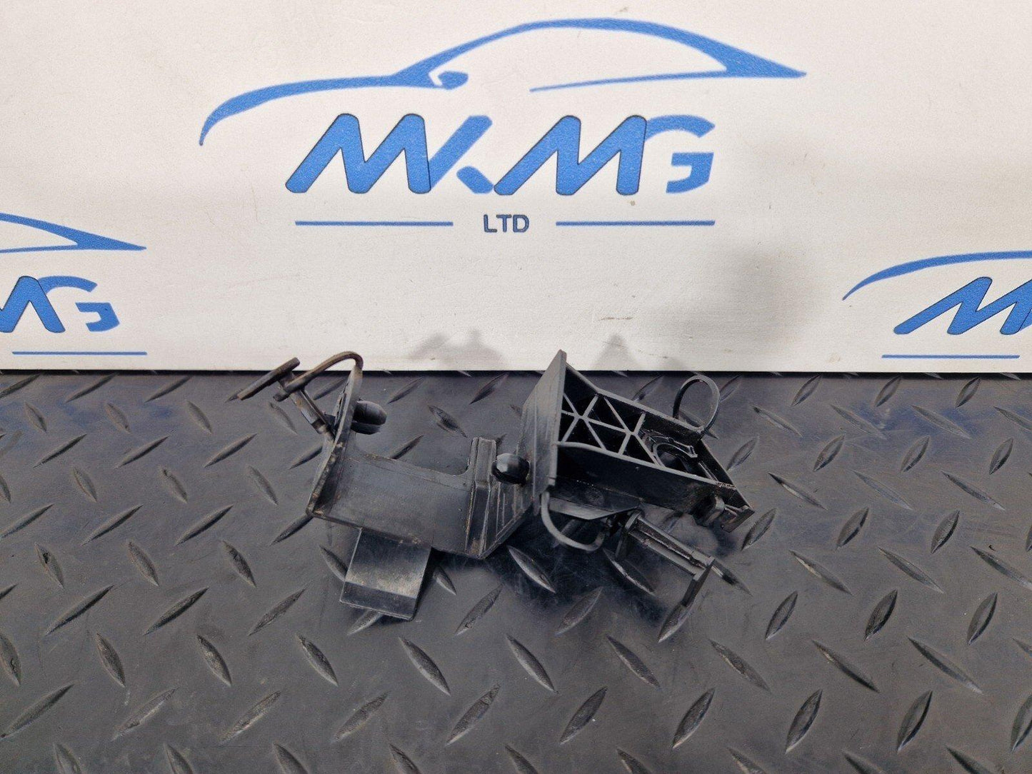 14-20 MERCEDES BENZ GLA X156 SUSPENSION STRUT FRONT LEFT BRACKET A2464210594