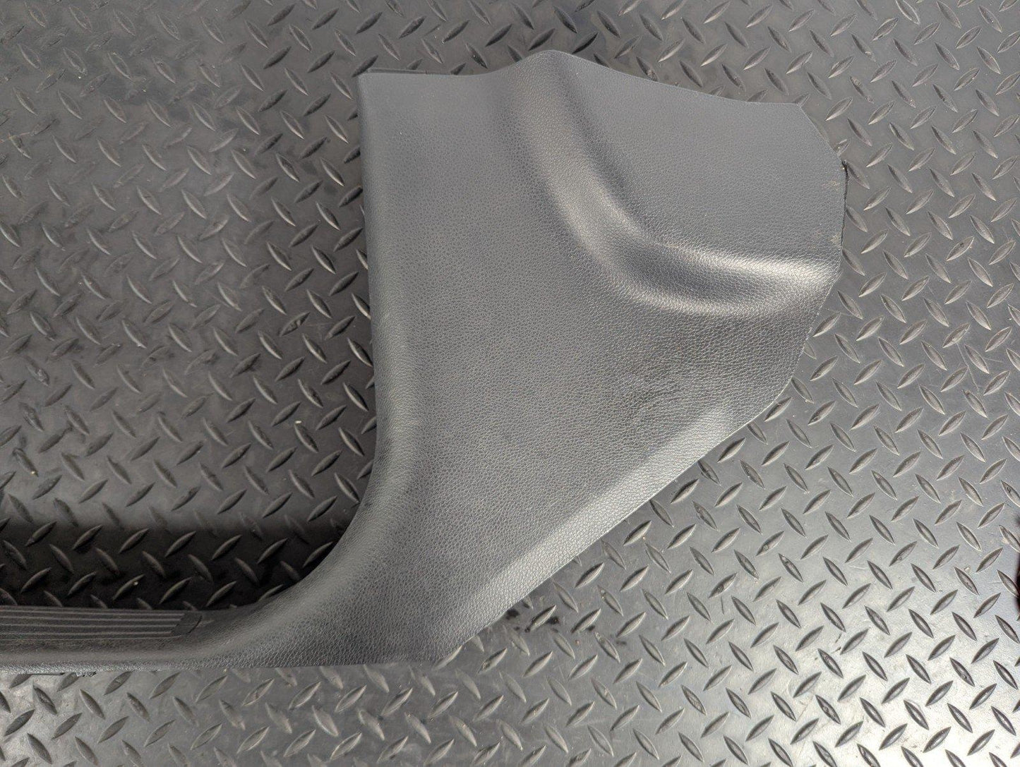 11-19 MERCEDES BENZ ML W166 GENUINE FRONT LEFT UNDERDOOR TRIM A1666801735