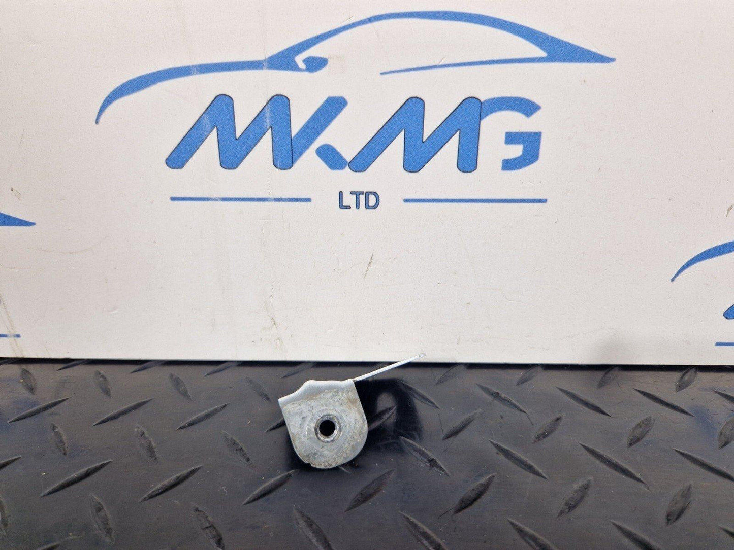 16-23 AUDI S5 COUPE GENUINE FRONT RIGHT DRIVER SIDE WING BRACKET 8W0821470
