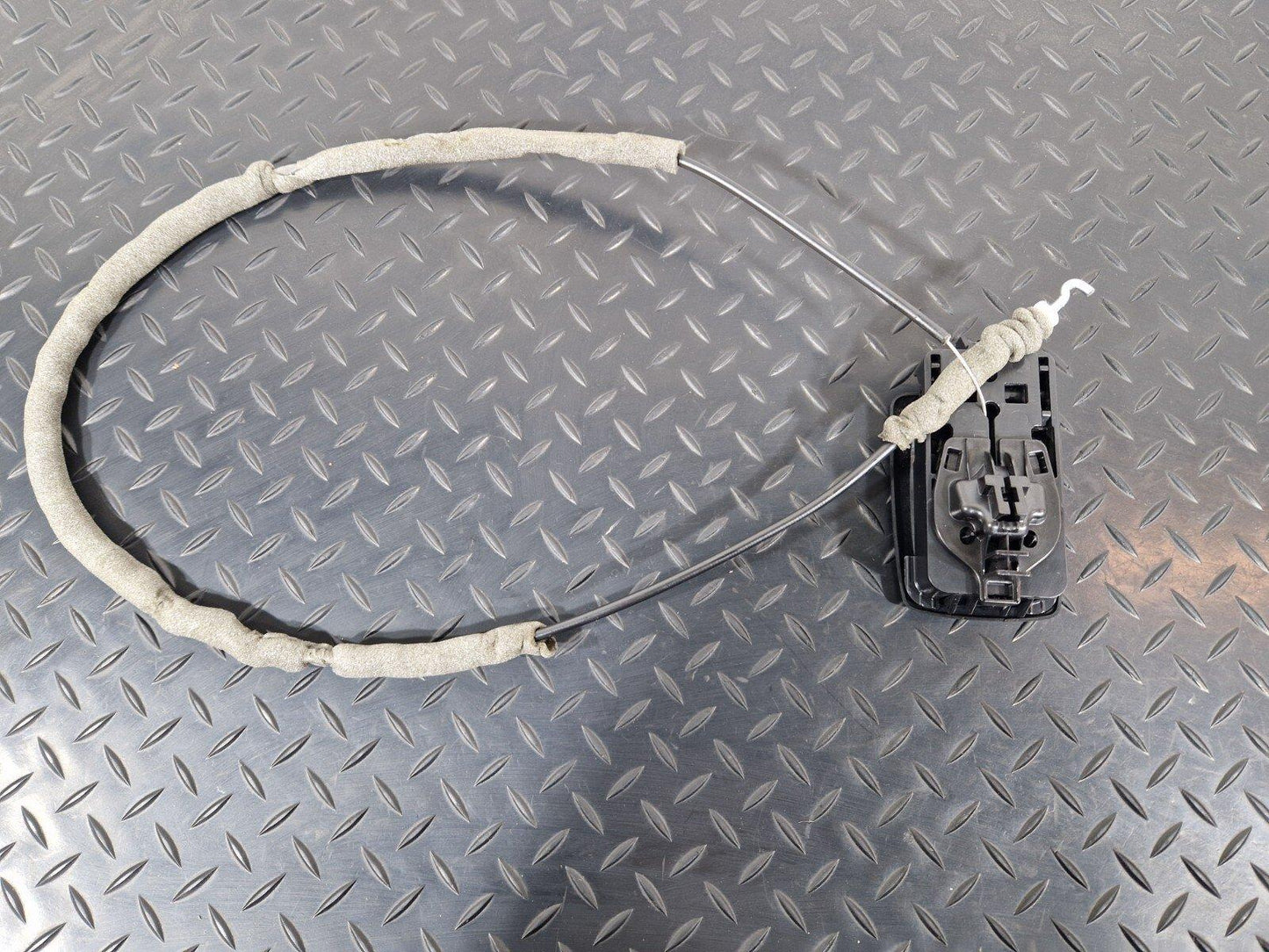 11-18 BMW 6 SERIES F06 GENUINE REAR SEAT RELEASE LOCK 7221850