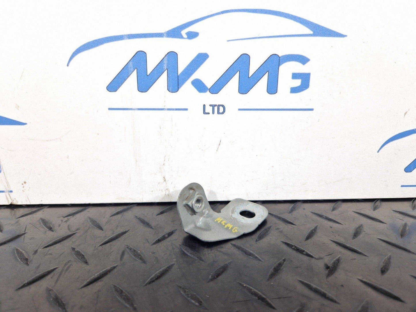 16-19 AUDI A4 B9 GENUINE OEM FRONT RIGHT DRIVER SIDE WING BRACKET 8W0821470