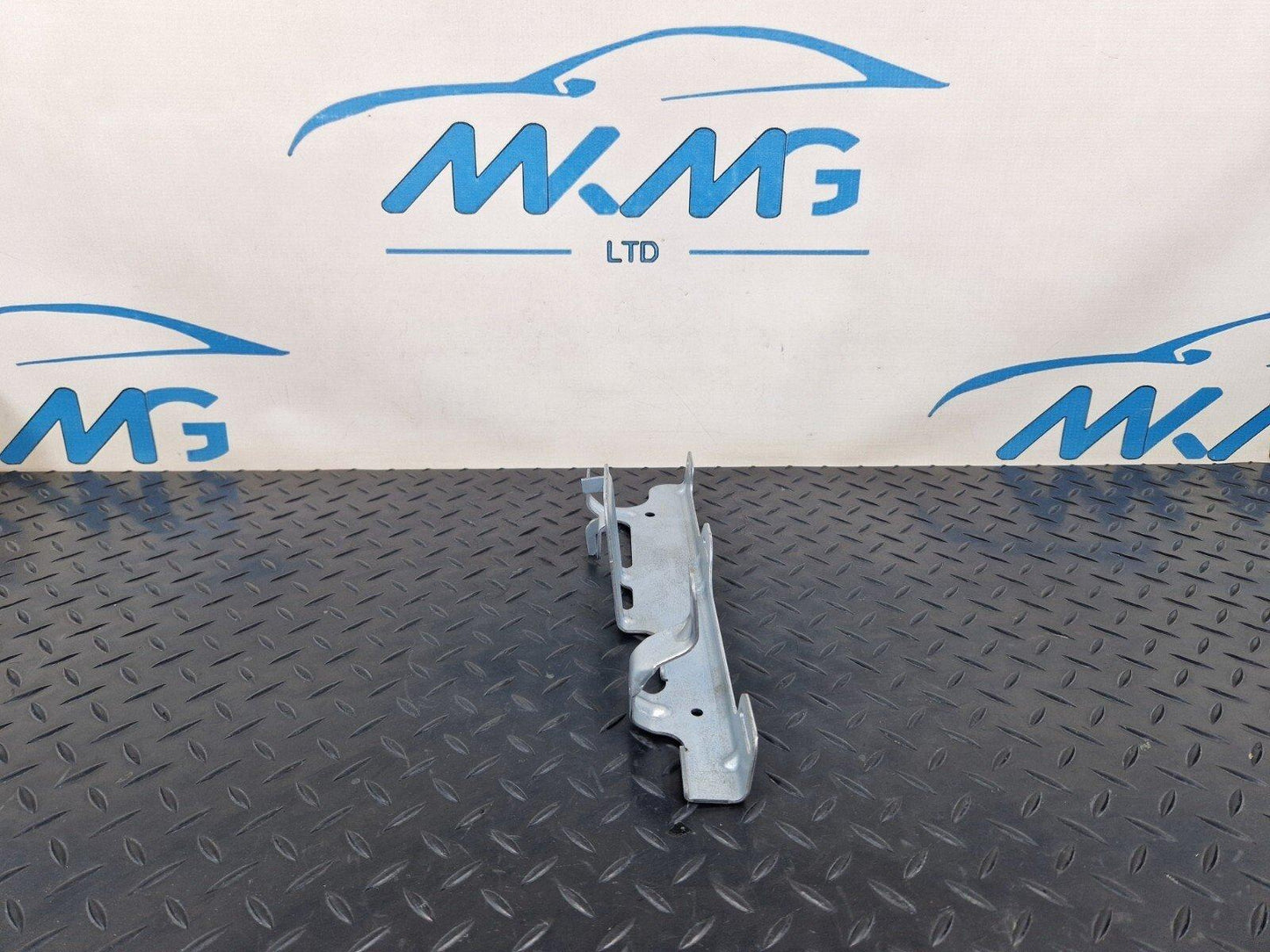 14-21 MERCEDES BENZ C200d W205 GENUINE RIGHT SIDE O/S BOOT BRACKET A2056914400
