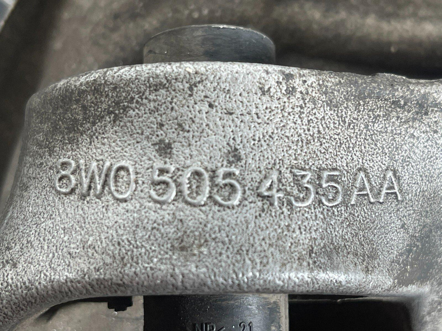 16-19 AUDI A4 B9 QUATTRO GENUINE REAR LEFT PASSENGER SIDE WHEEL HUB 8W0505435AA