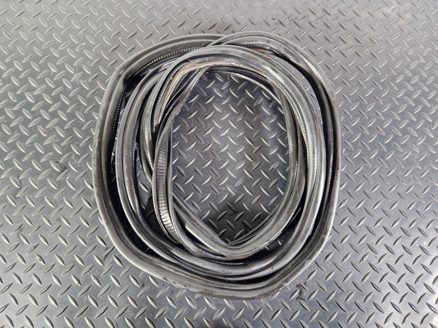 12-17 AUDI Q5 S-LINE GENUINE OEM TAILGATE SEAL 8R0827705E