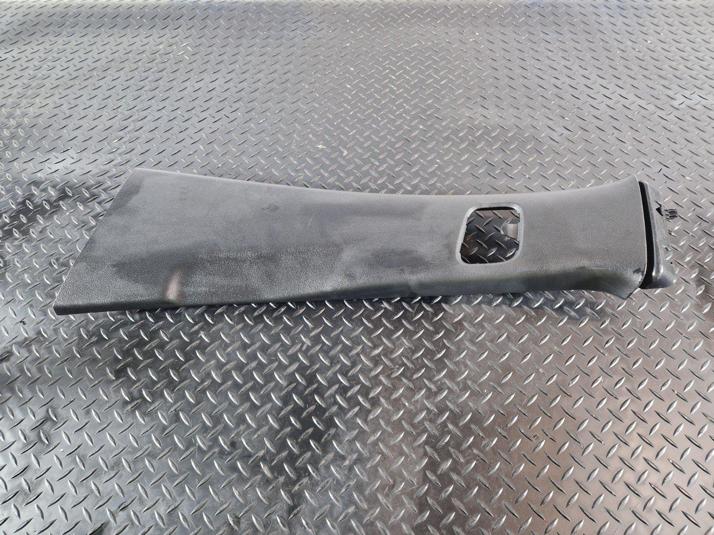 19-ON MERCEDES BENZ B CLASS W247 GENUINE LEFT N/S B PILLAR TRIM A2476900300